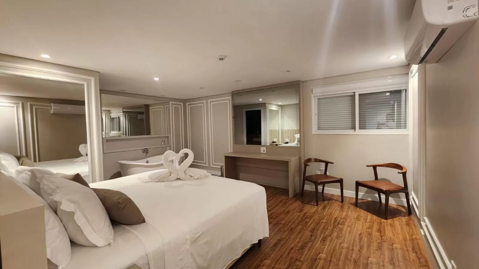 Bed in Del Rey Quality Hotel