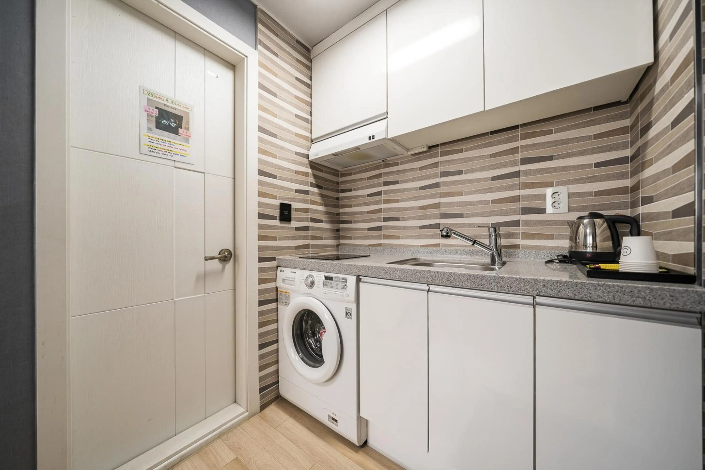 Kitchen or kitchenette in Malu Hotel Suwon