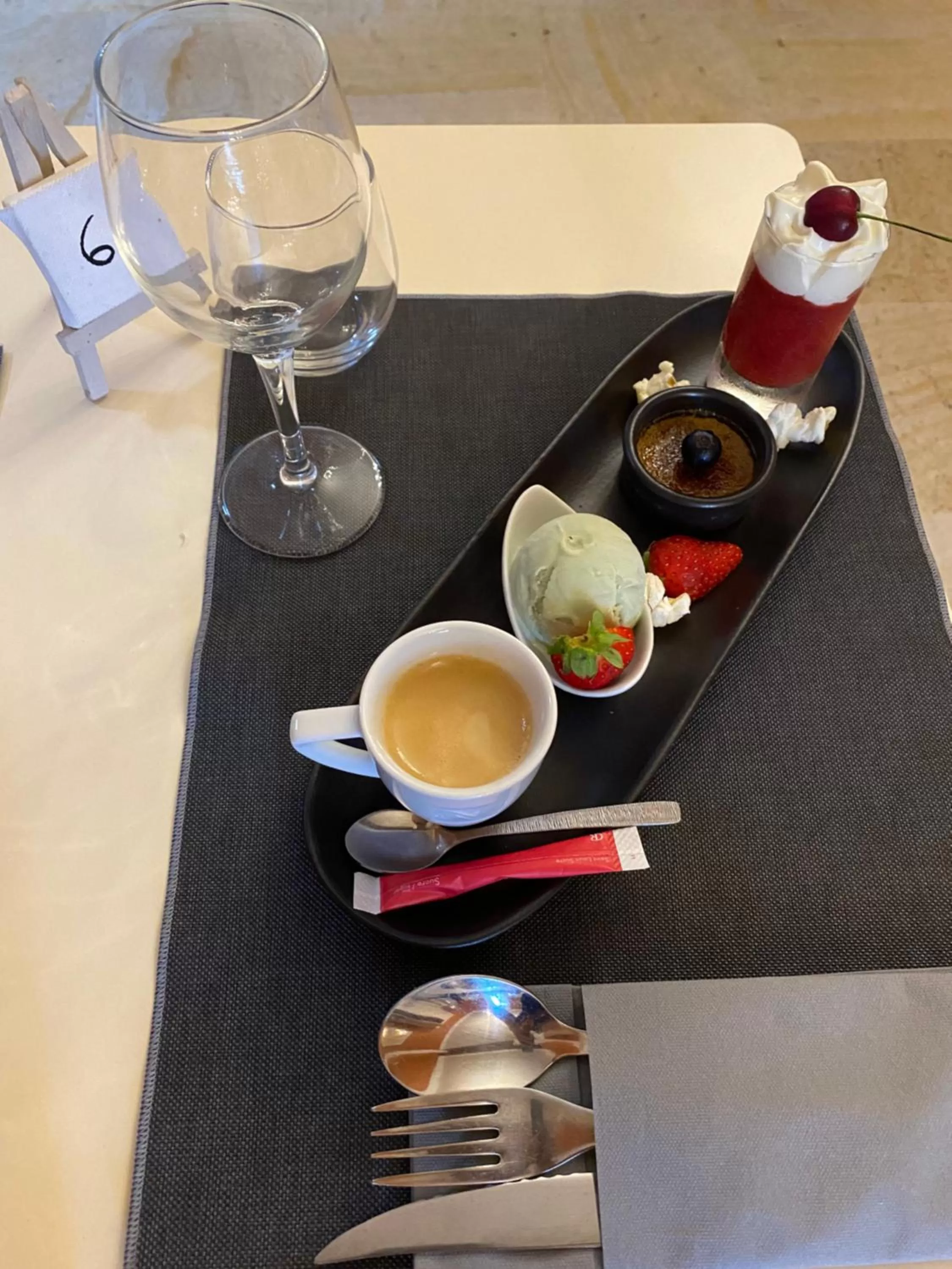 Restaurant/places to eat in Logis Hôtel Le Cygne