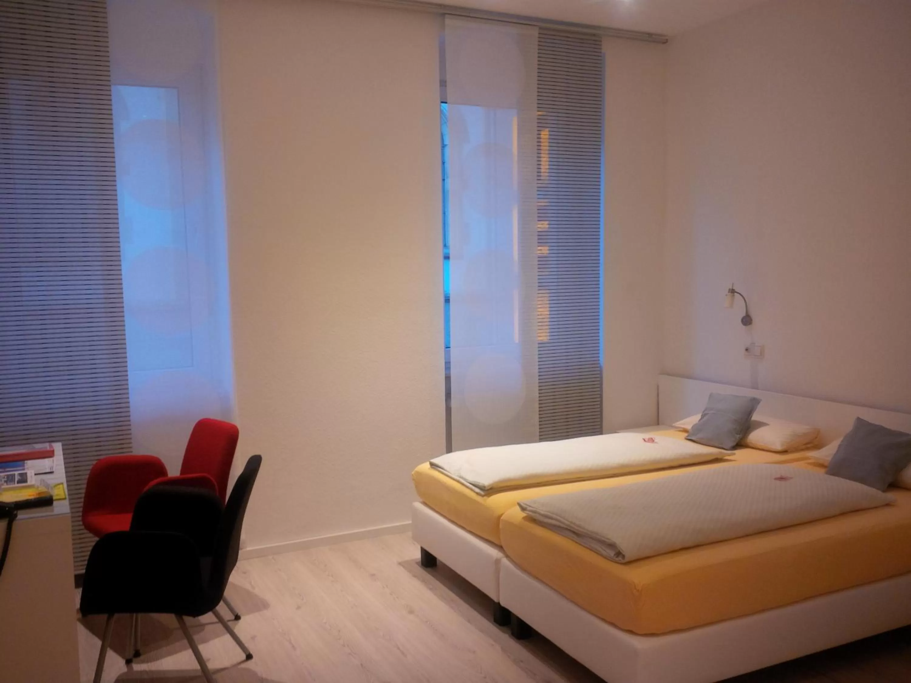 Photo of the whole room, Bed in Hotel Barbarossa Karlsruhe Stadtmitte