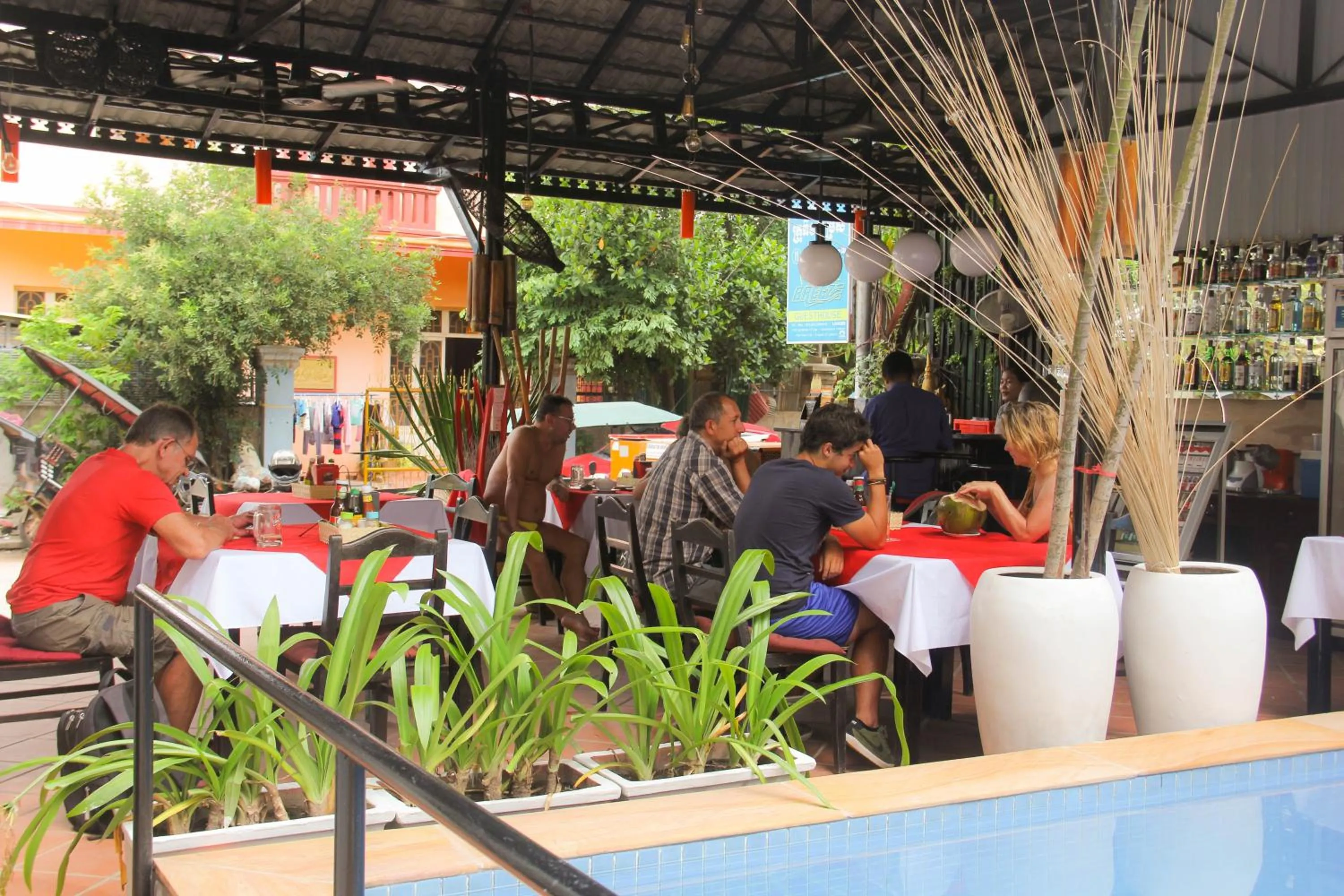 Restaurant/places to eat in Tropical Breeze