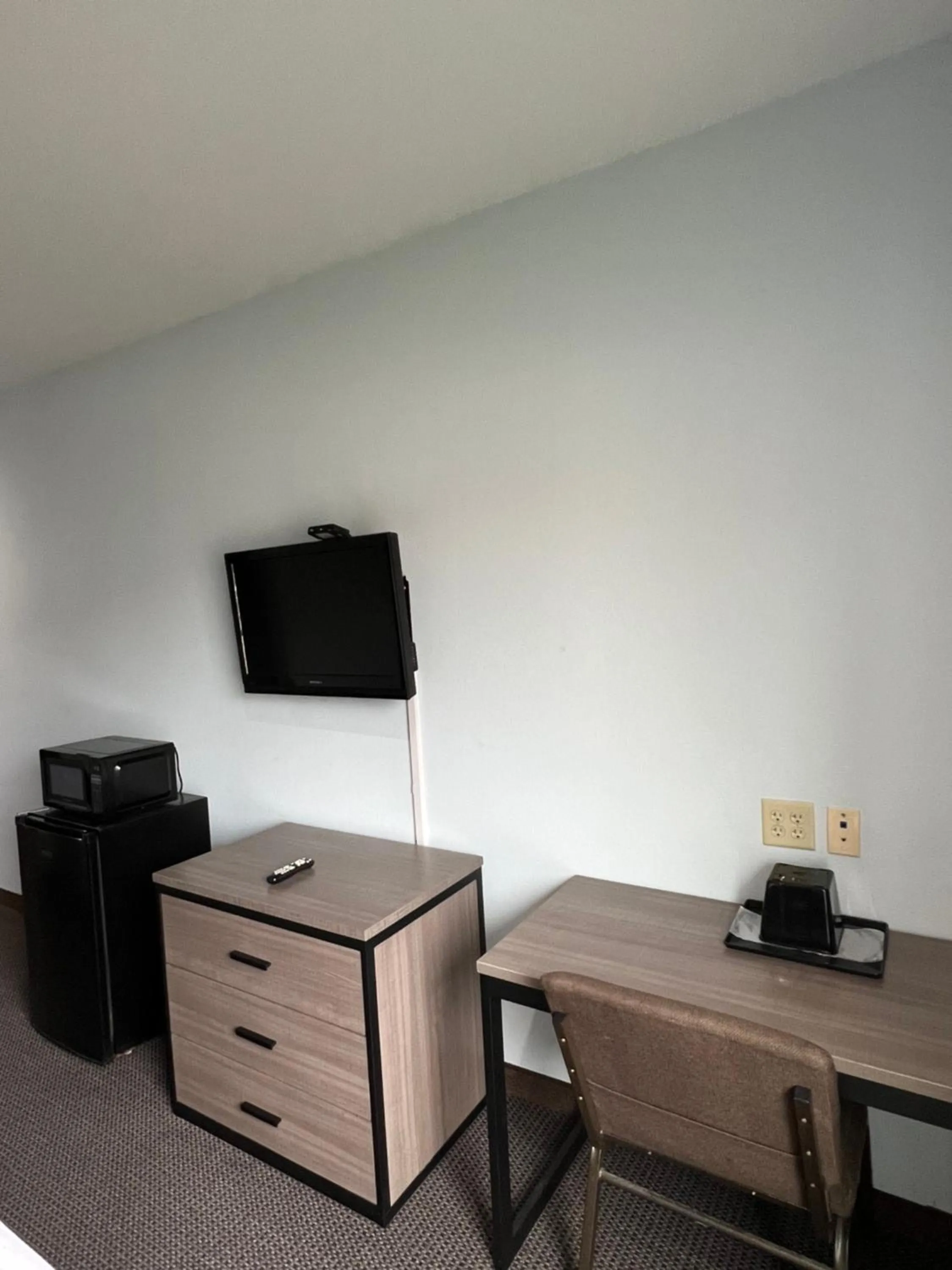 TV and multimedia in Americas Best Value Inn Sulphur