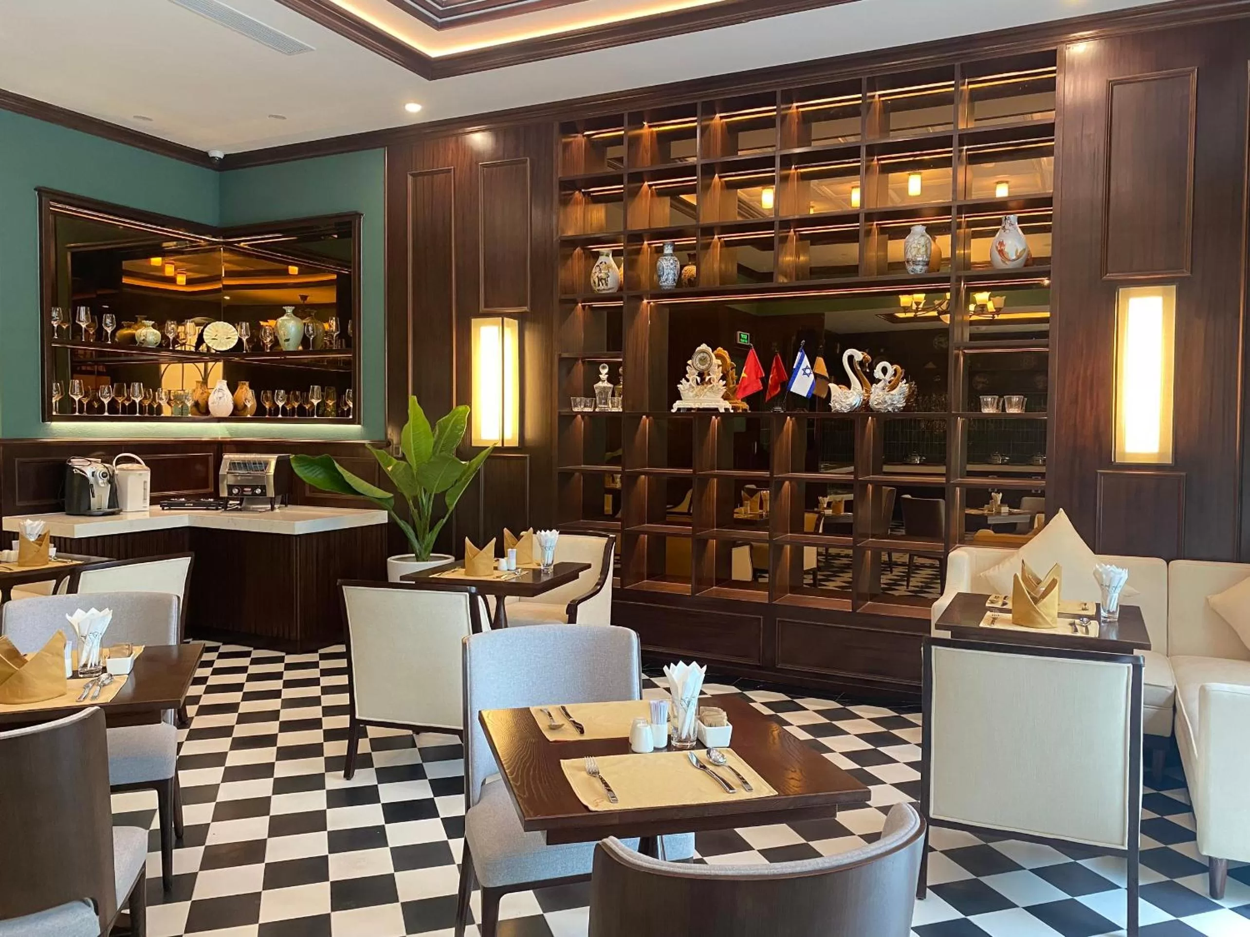 Restaurant/places to eat in Potique Hotel