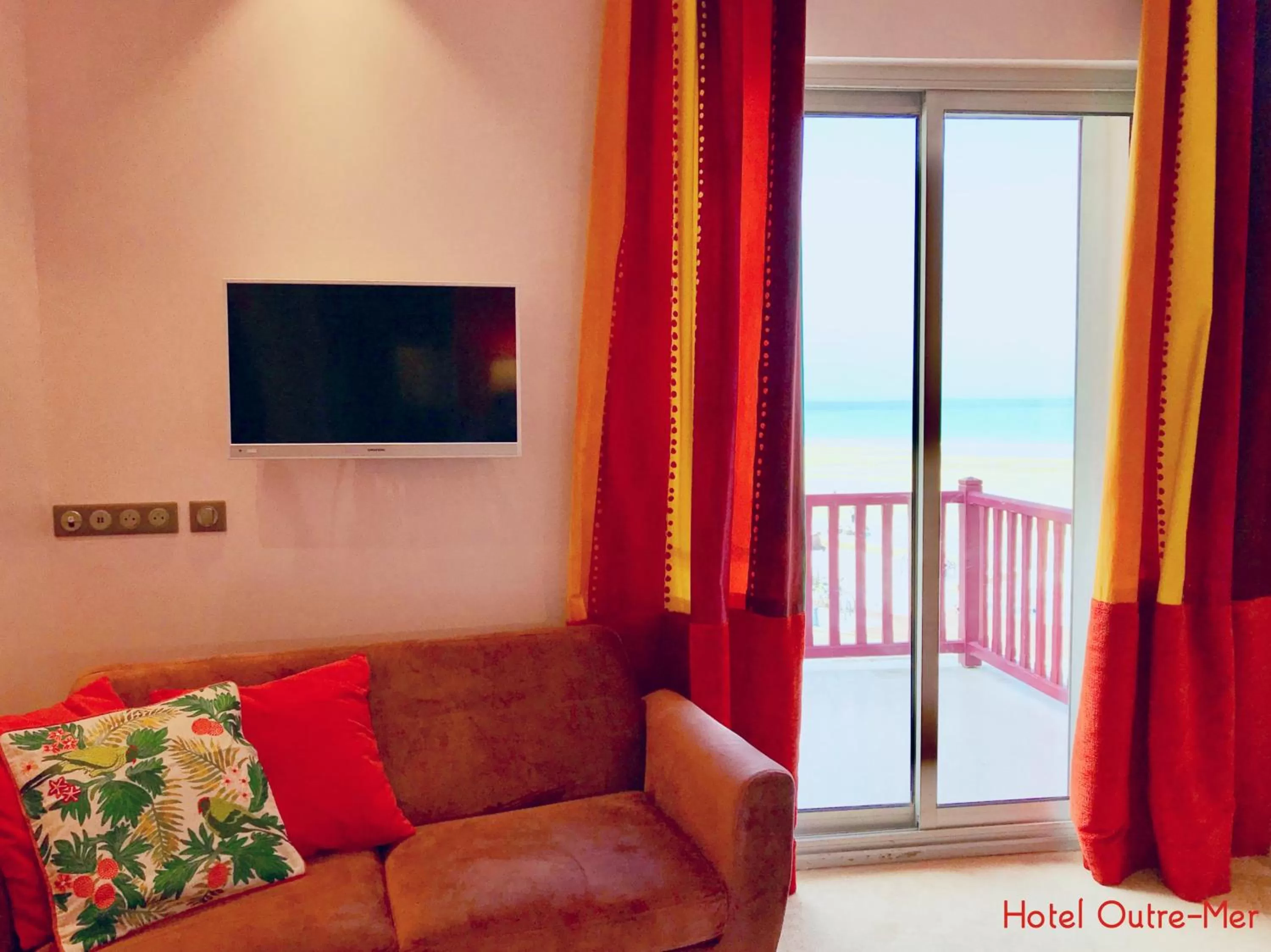 TV and multimedia in Hôtel Outre-Mer - Villa Le Couchant