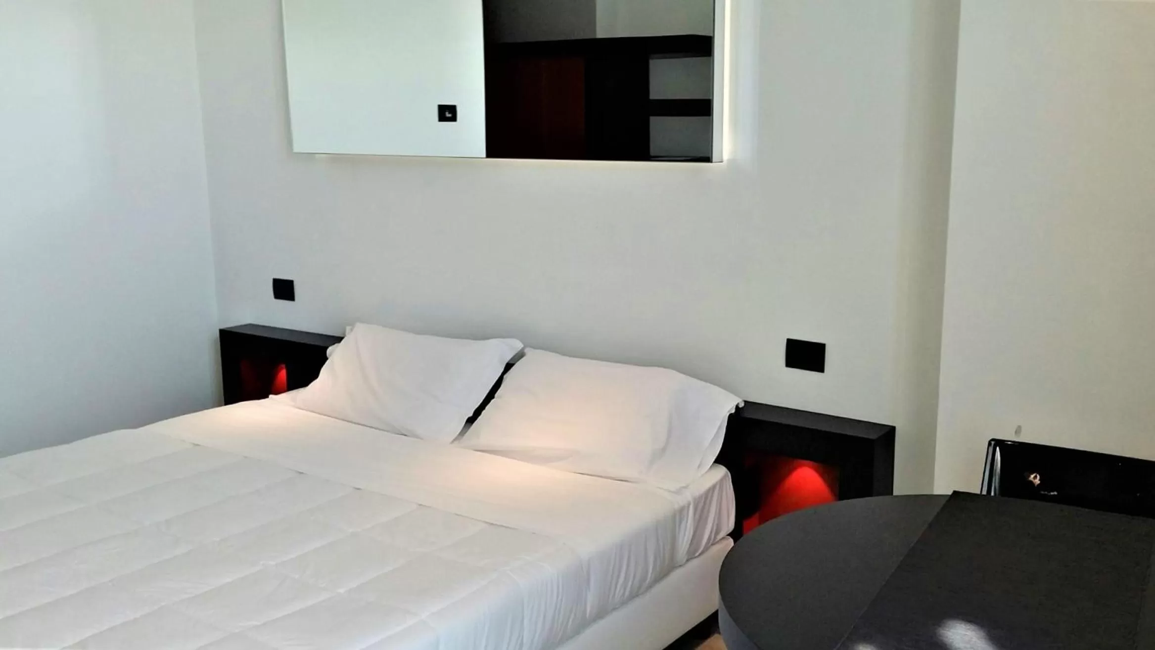 Bedroom, Bed in Blue Shades Hotel