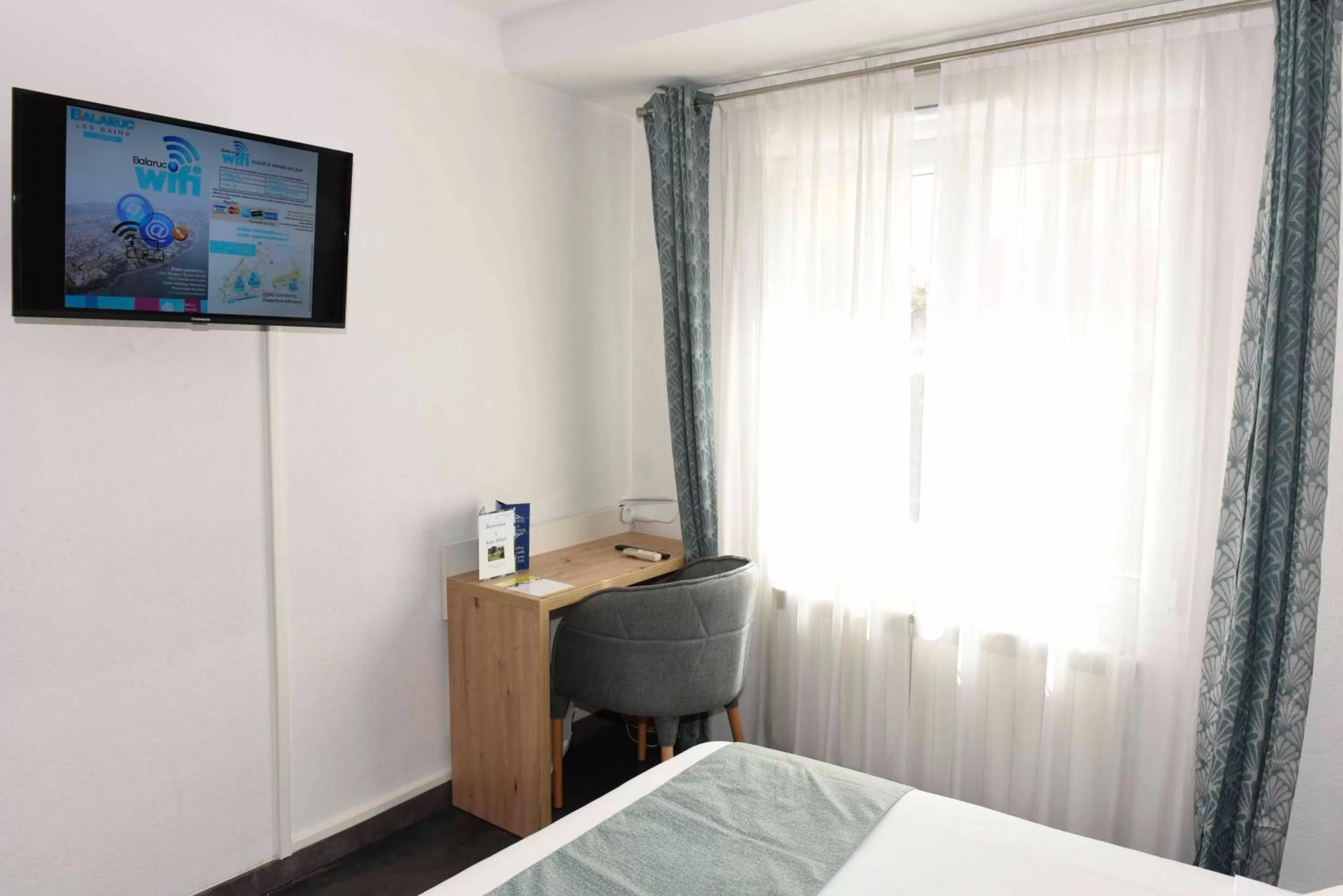 Communal lounge/ TV room in Azur Hôtel