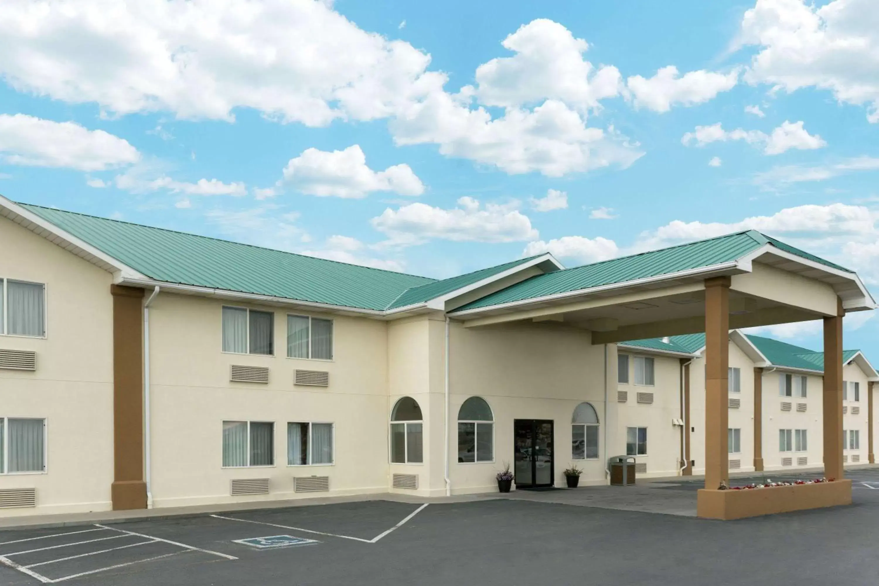 Property Building in Super 8 by Wyndham Green River Property Building in Super 8 by Wyndham Green River