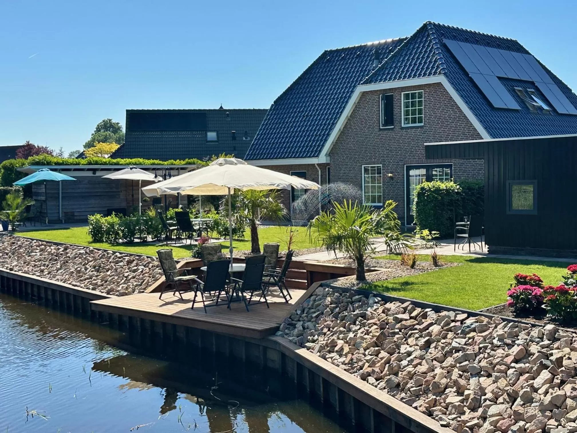 Property building, Swimming Pool in B&B de Wiekeborg