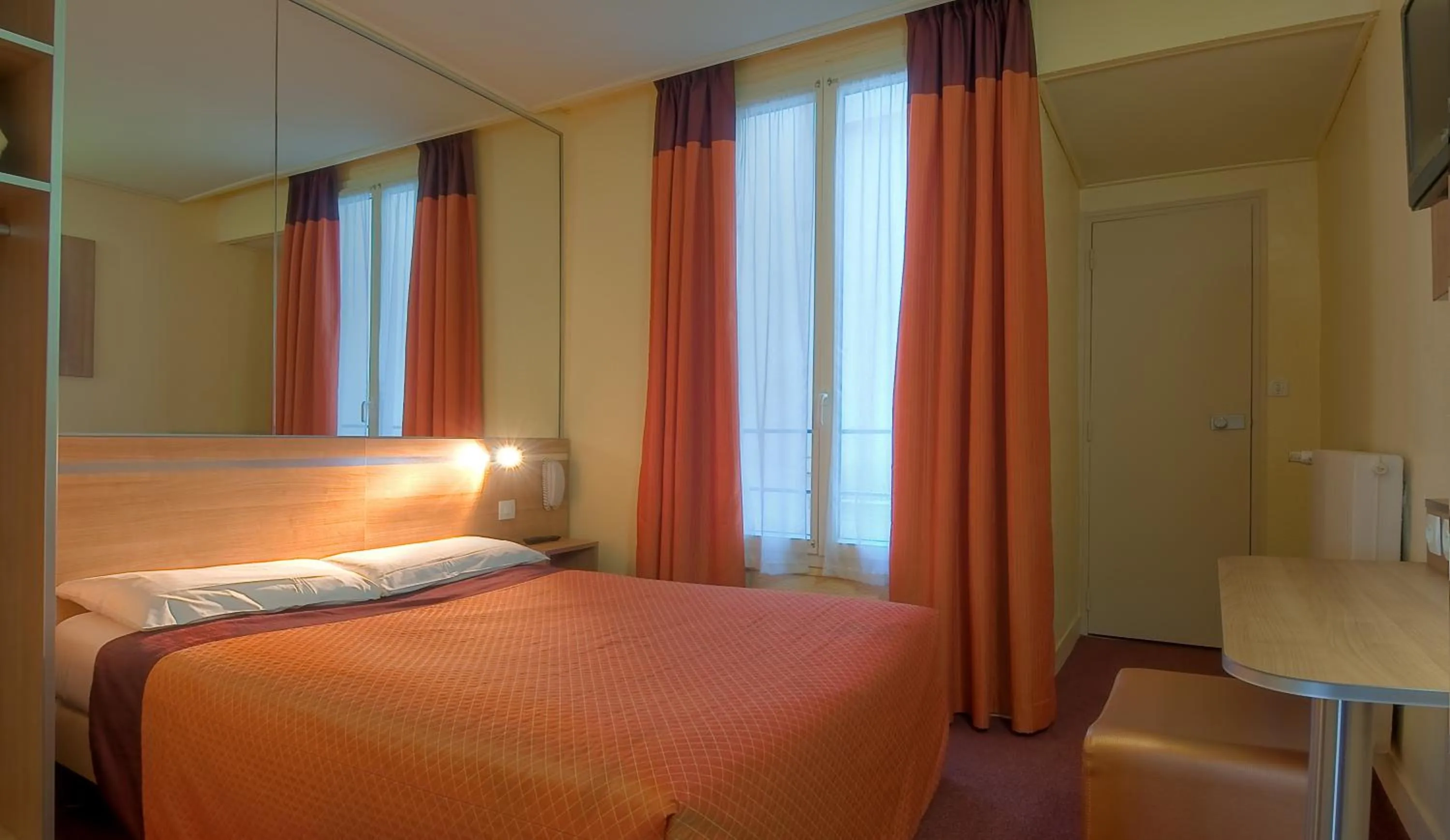 Bed in Hôtel de France Quartier Latin