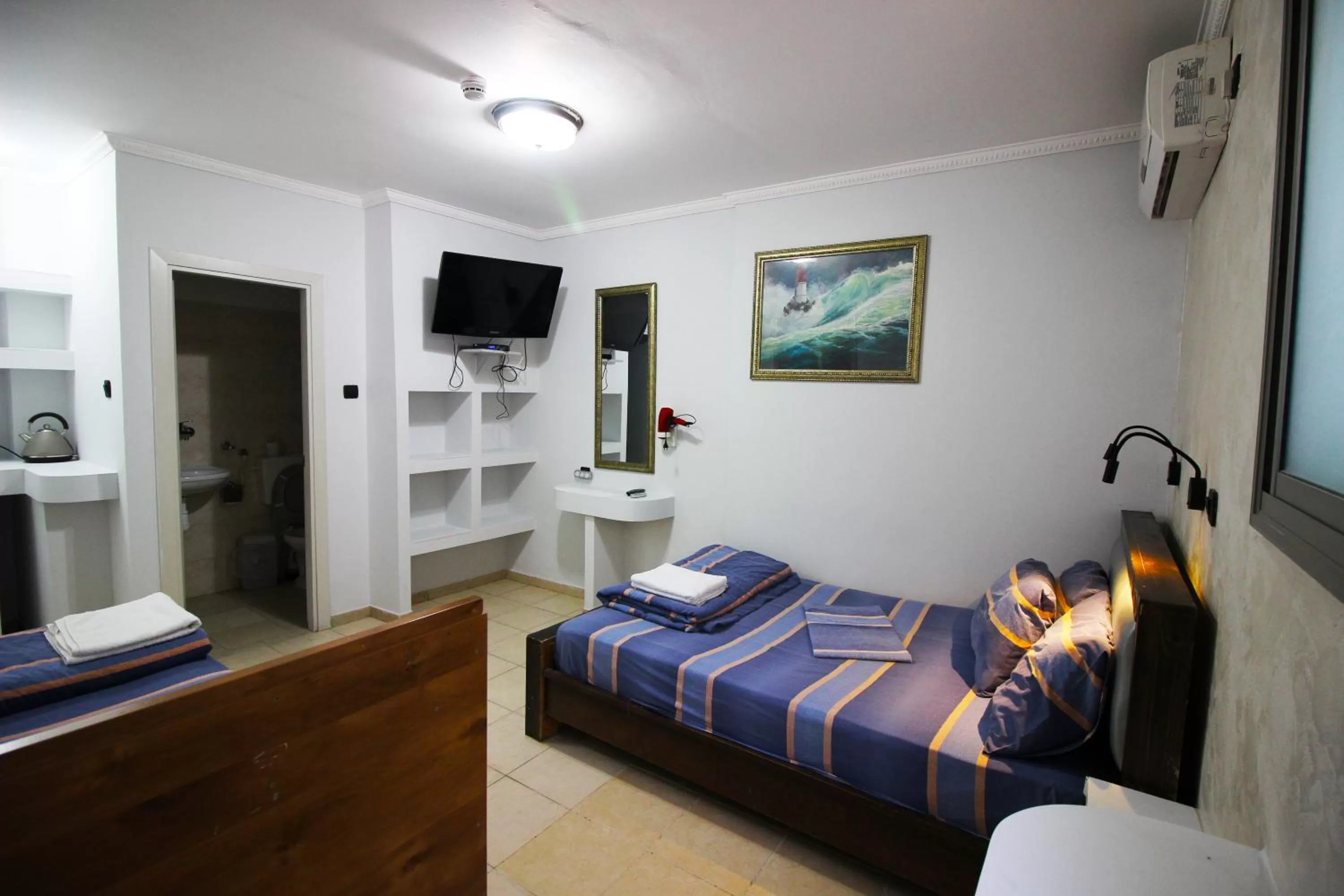 Living room, Bed in Sunset Inn