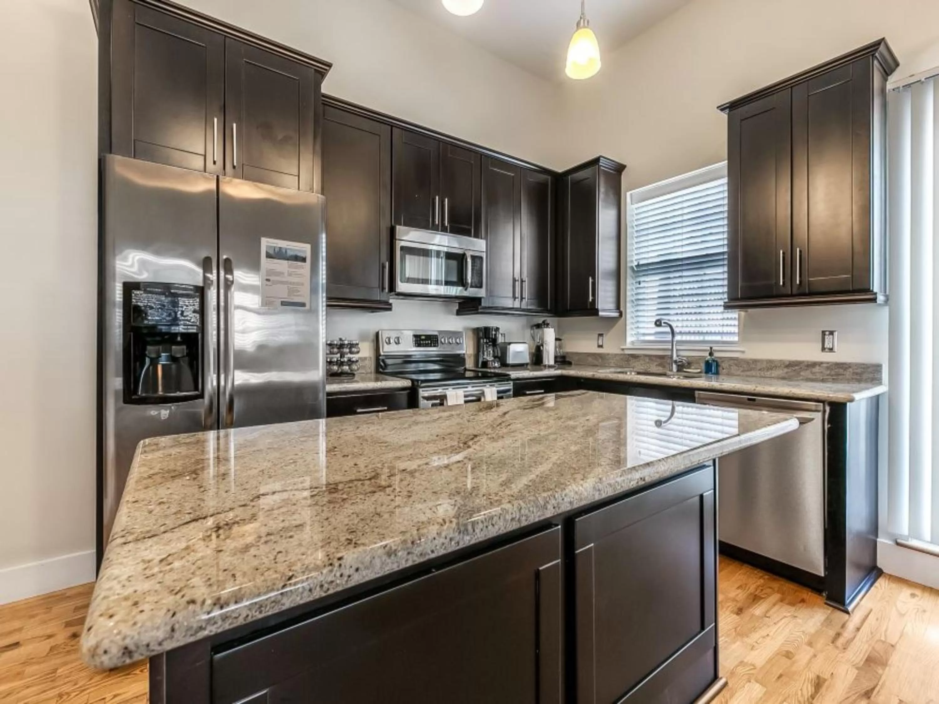 Kitchen or kitchenette, Kitchen/Kitchenette in Stunning Apartments with Luxury Amenities