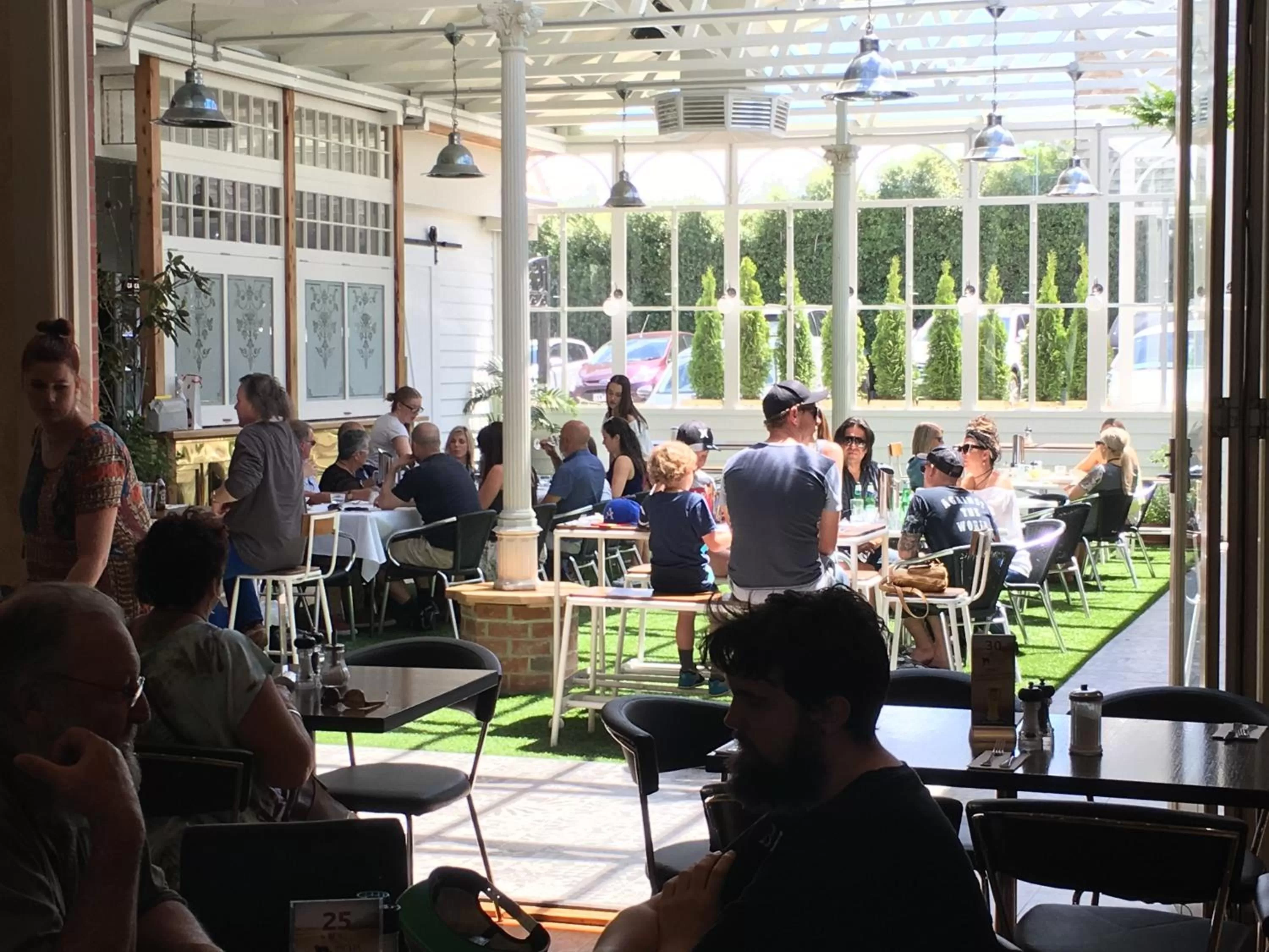 Restaurant/Places to Eat in Oscars Hotel and Cafe Bar