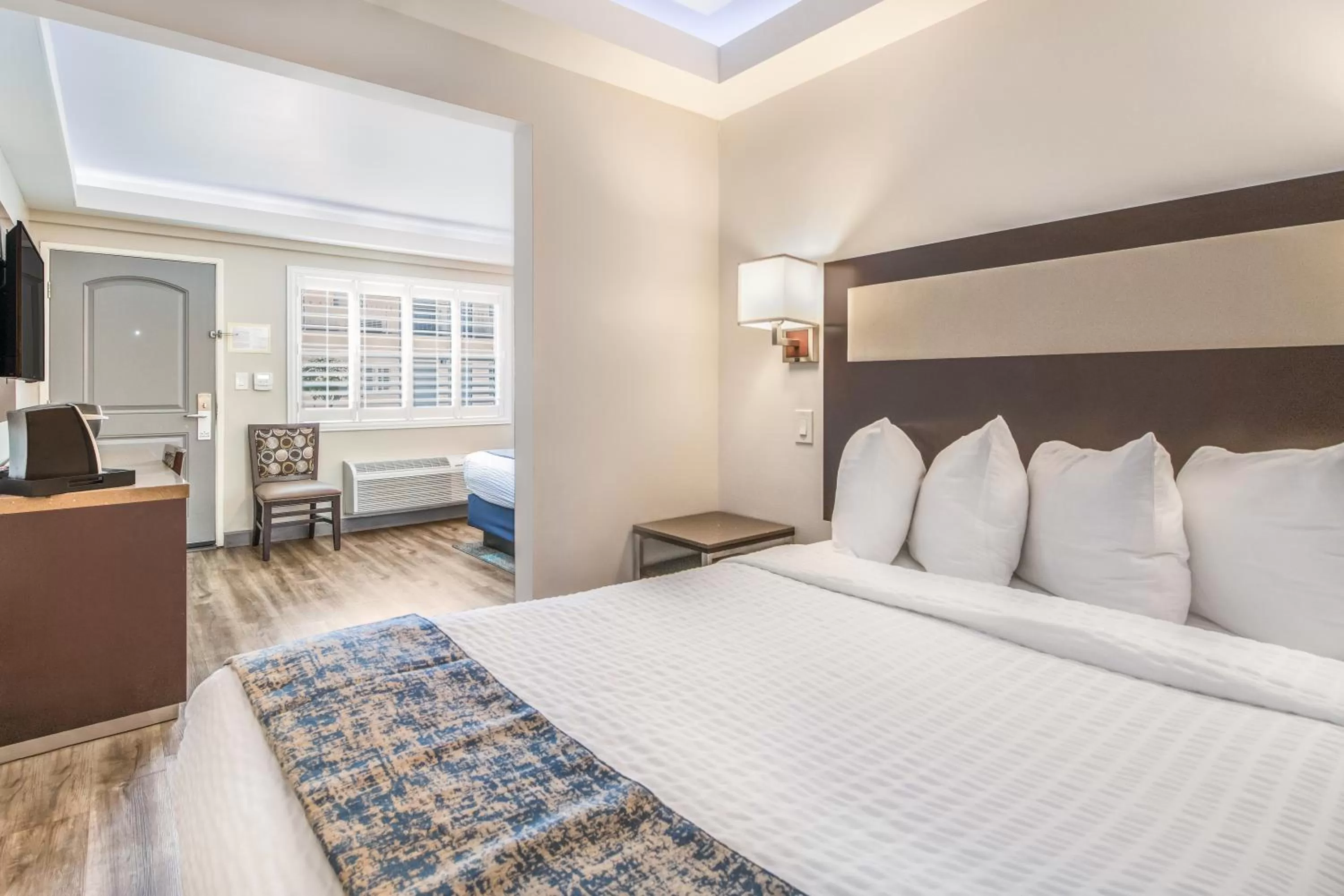 Bedroom, Bed in Inn at 50 Long Beach Convention Center