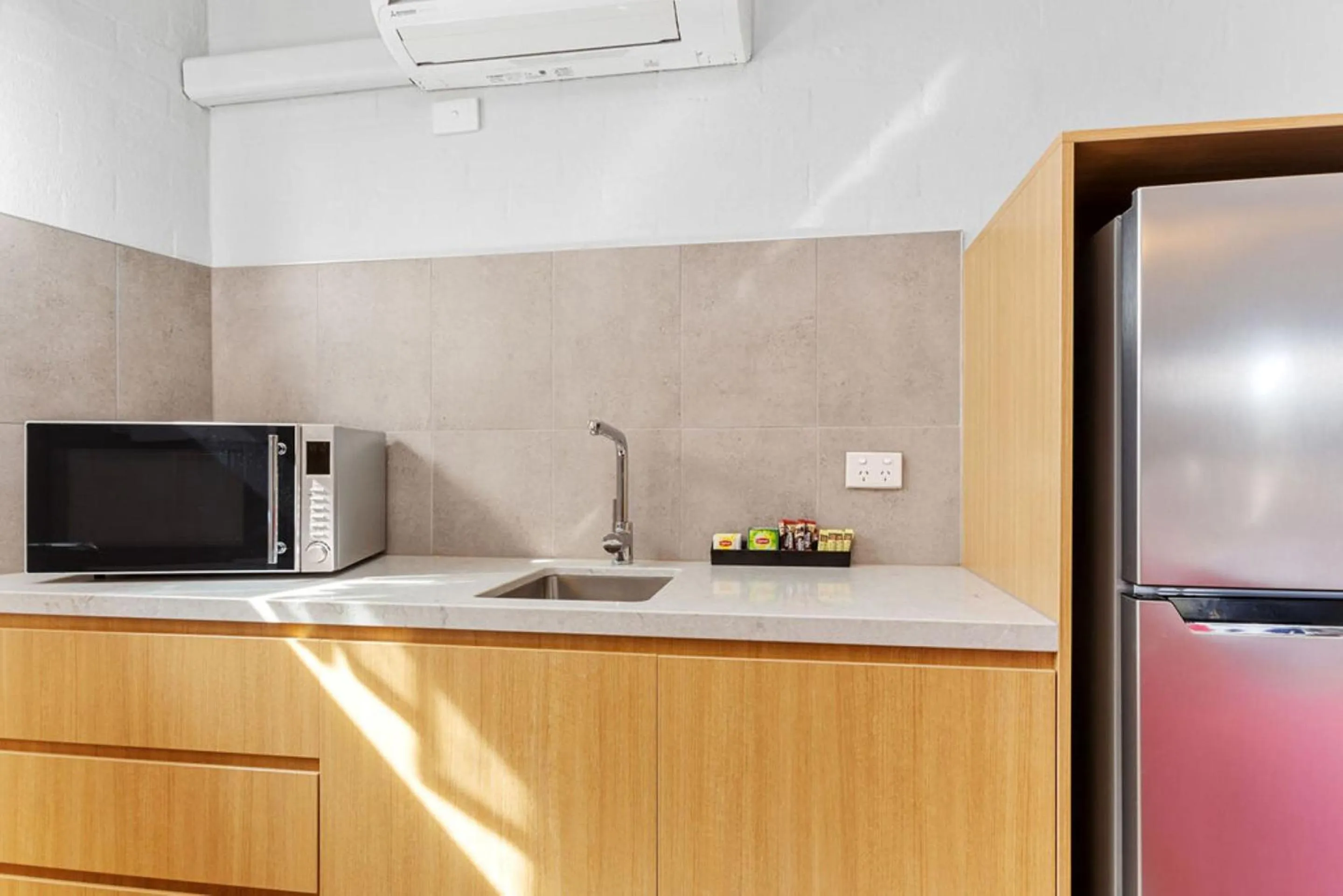 minibar, Kitchen/Kitchenette in Best Western Apollo Bay Motel