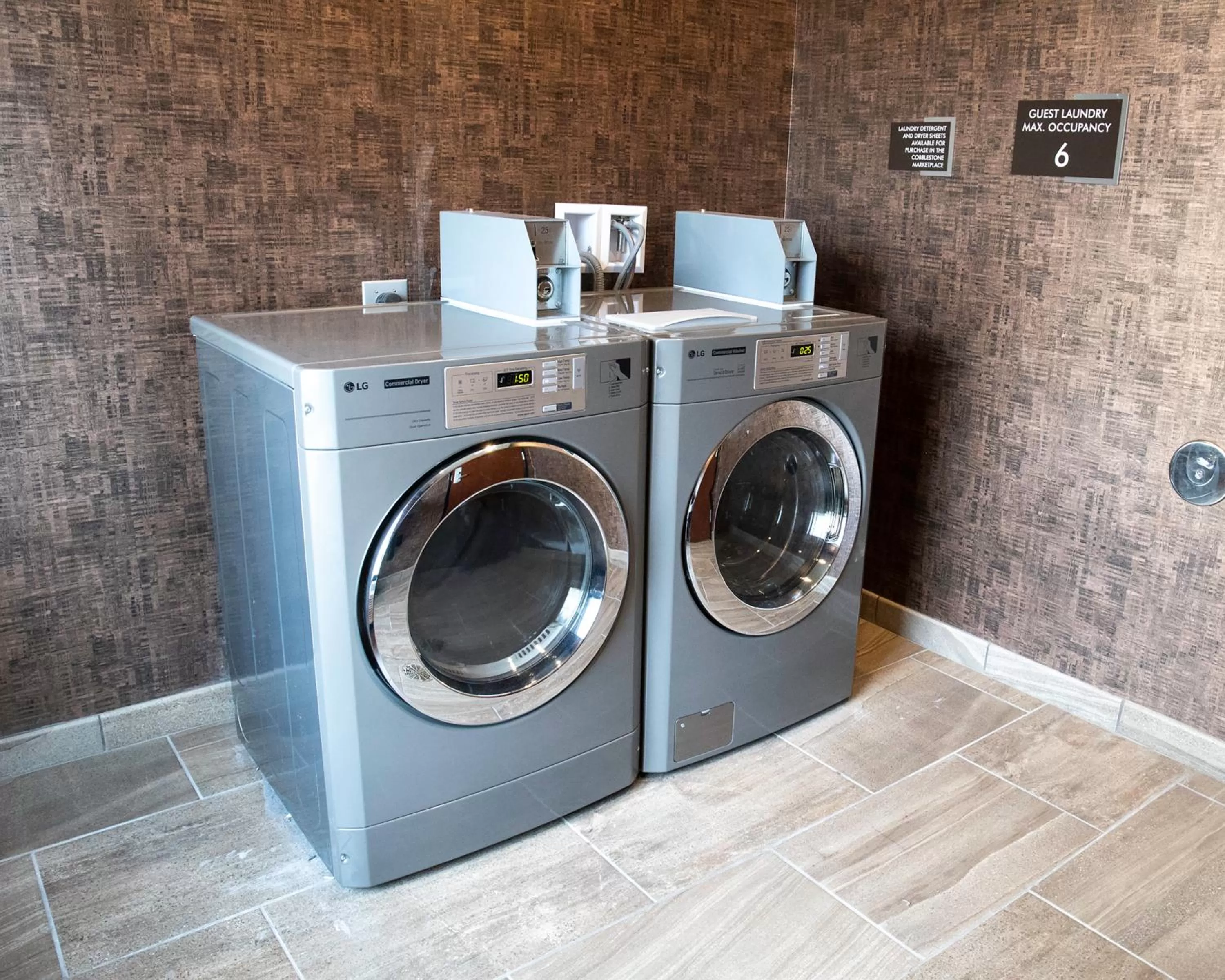 Area and facilities in Cobblestone Hotel & Suites - Two Rivers