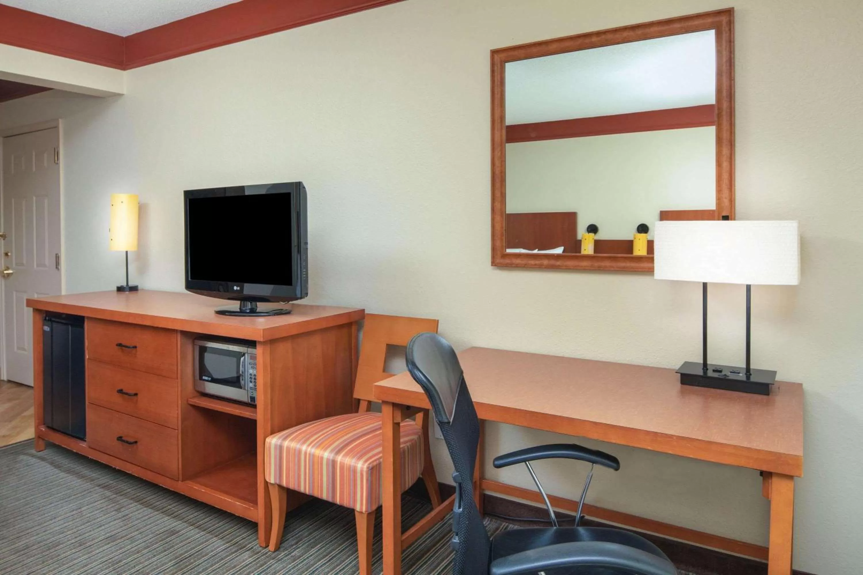 Photo of the whole room in La Quinta by Wyndham Atlanta Ballpark/Galleria