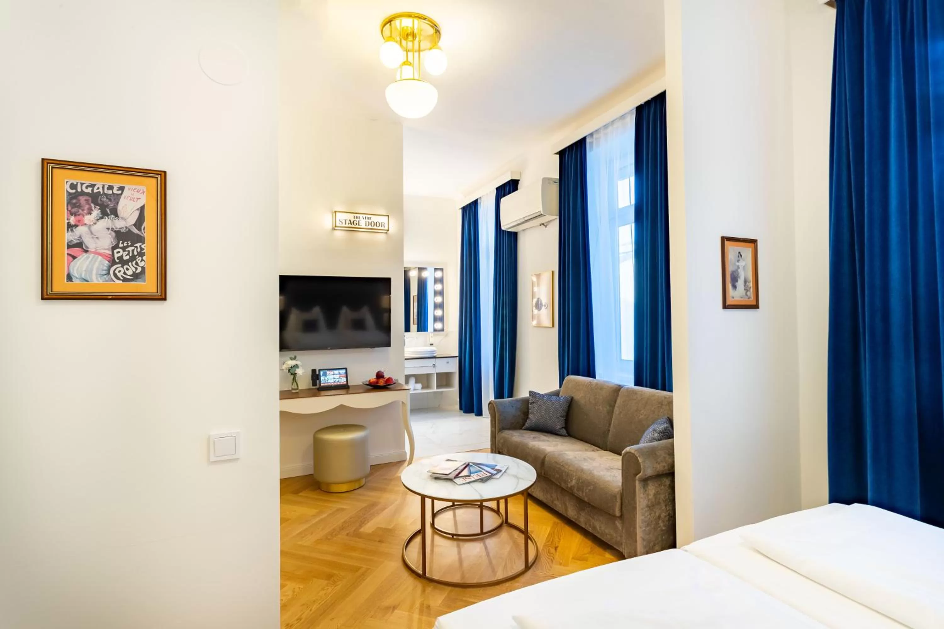 Seating area, Bed in Theaterhotel & Suites Wien