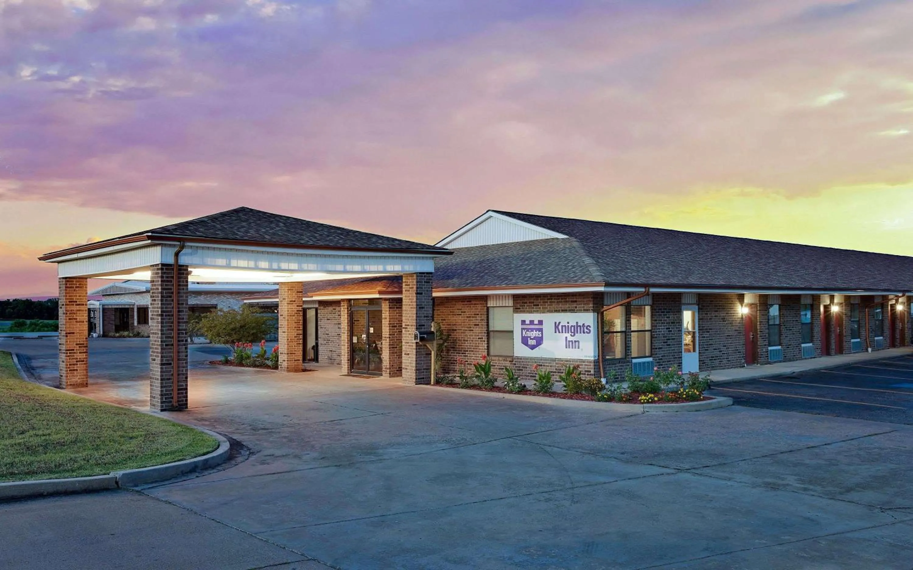 Property building in Knights Inn Muskogee