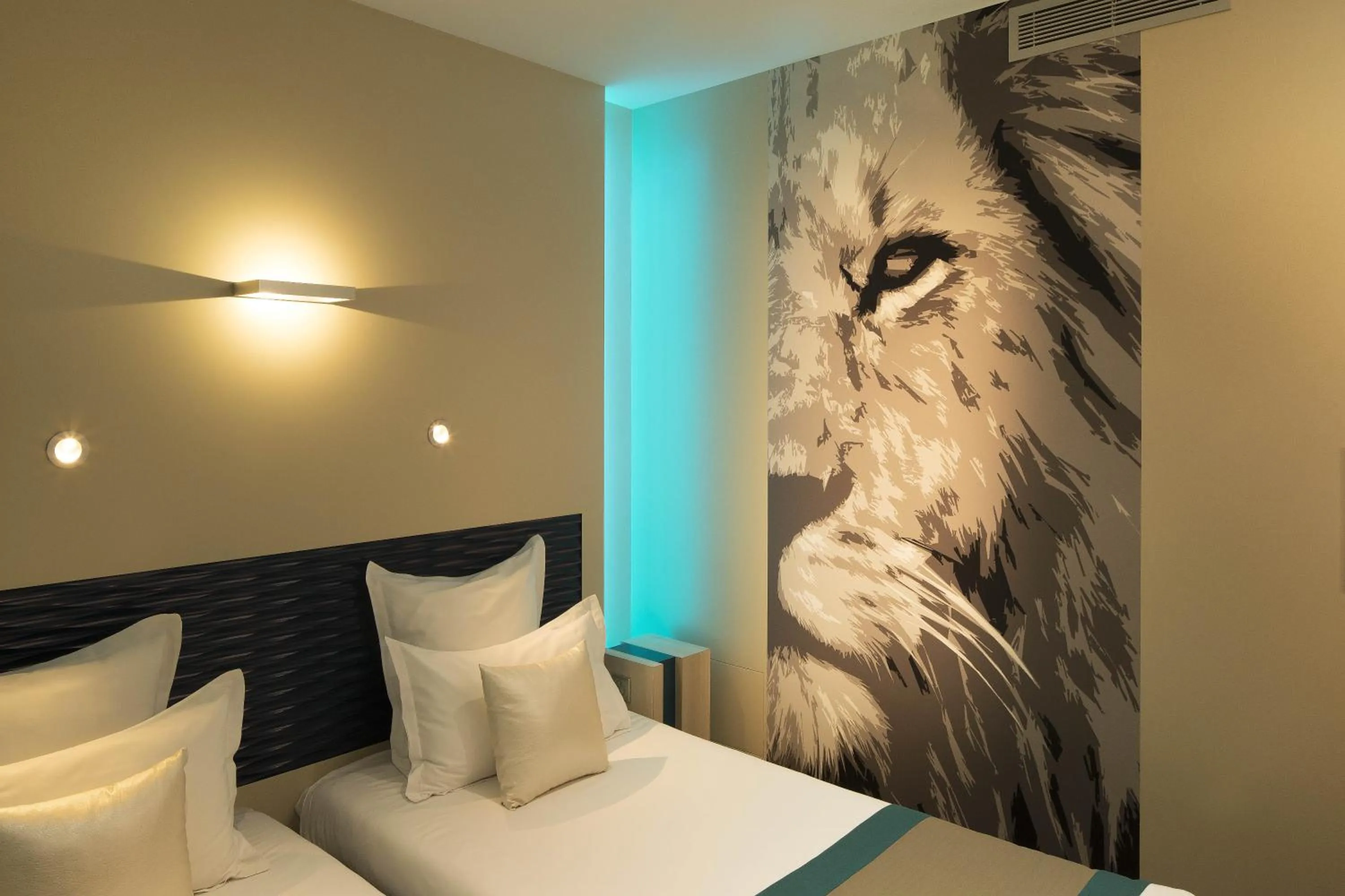 Bedroom, Bed in Hôtel Brésil Opéra SPA