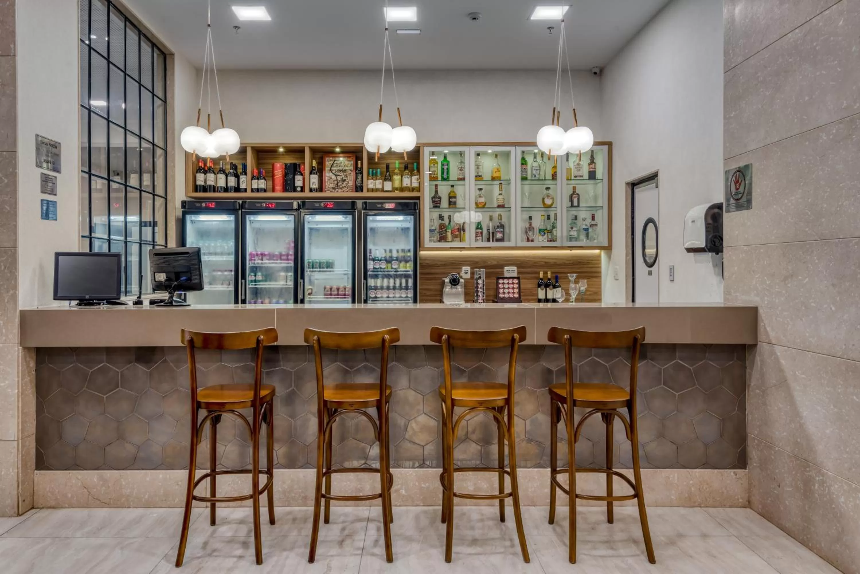 Lounge or bar in Comfort Suítes Vitória