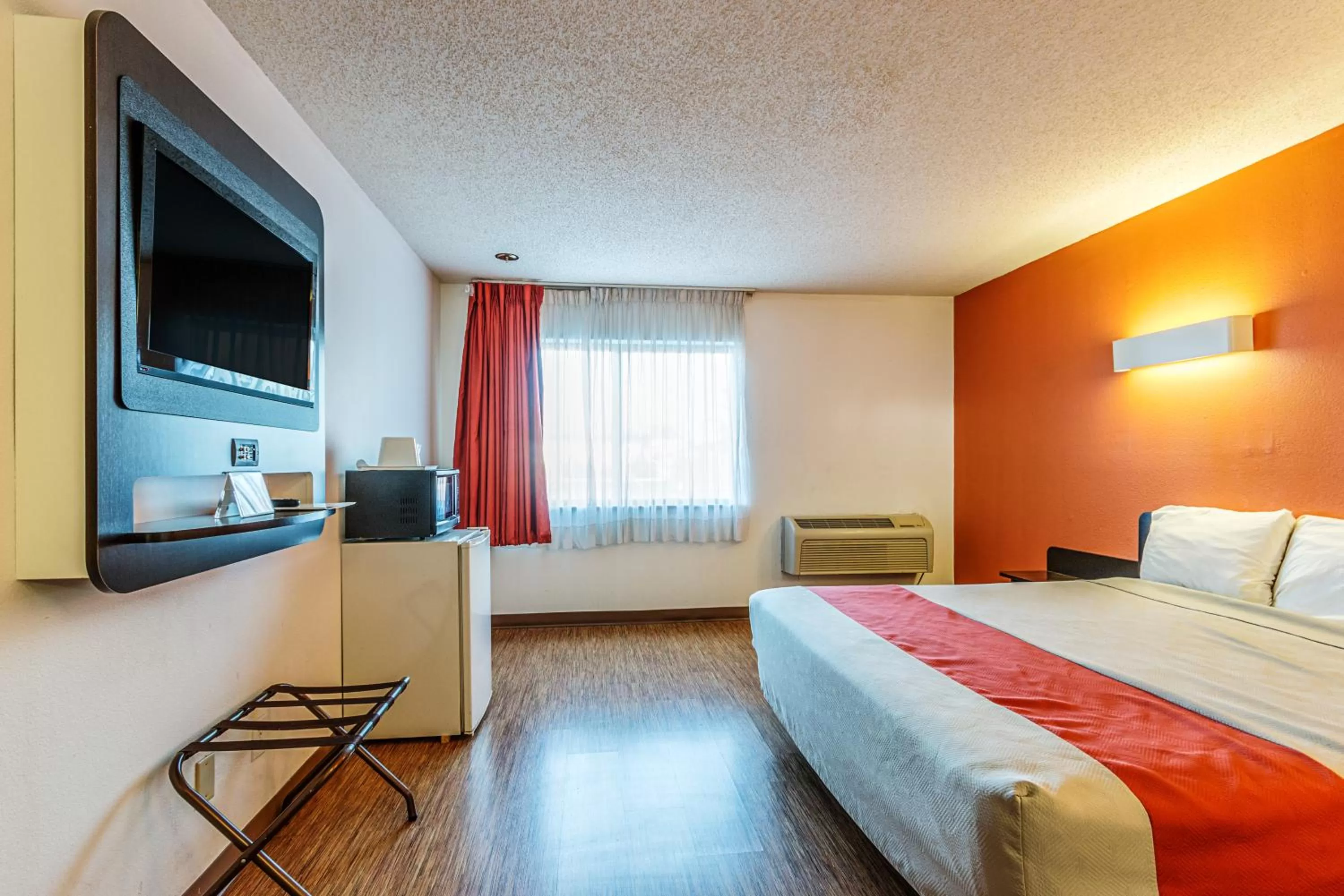 Bedroom, Bed in Motel 6-Wisconsin Rapids, WI