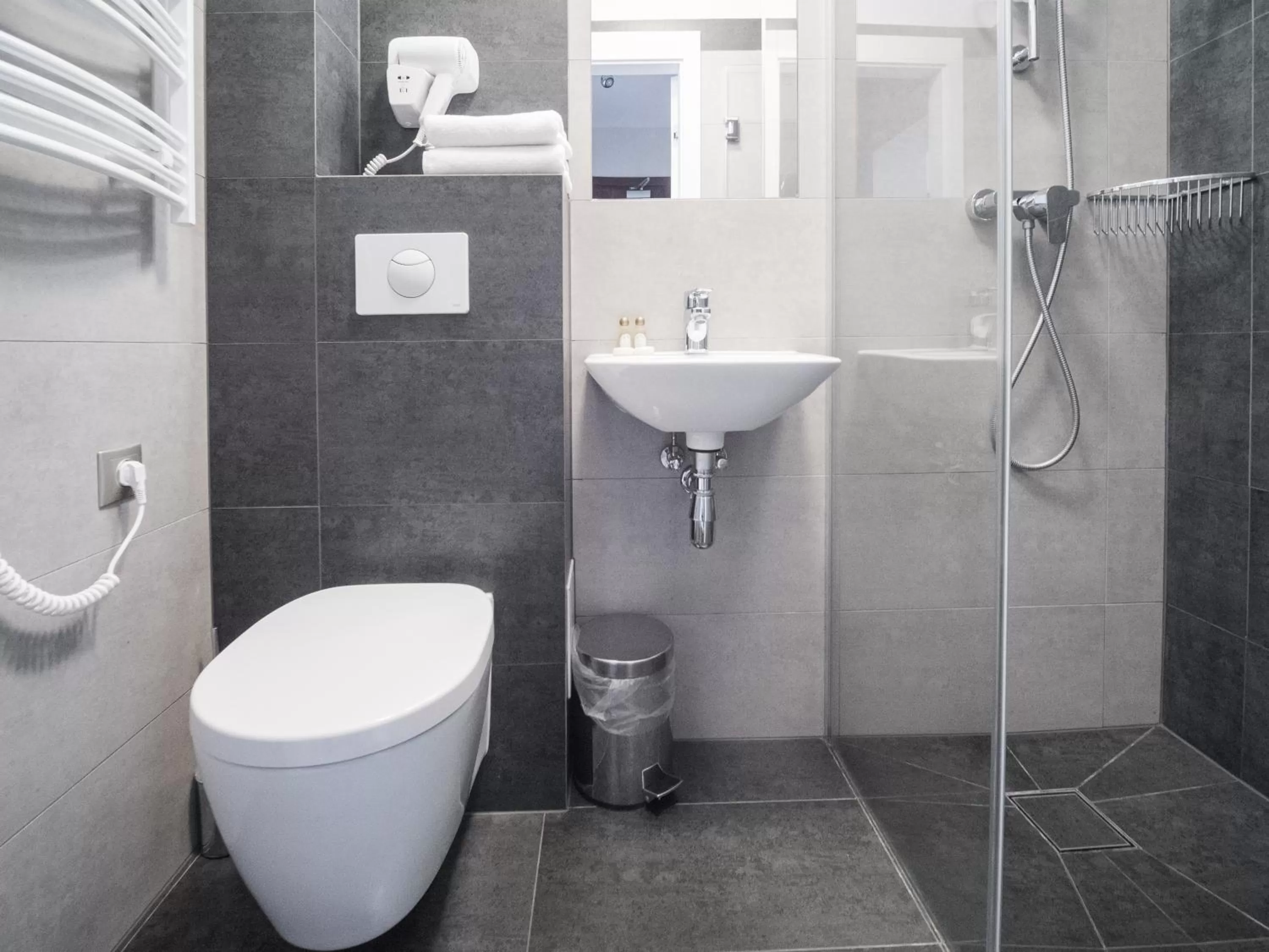 Shower in Hotel Miodowa