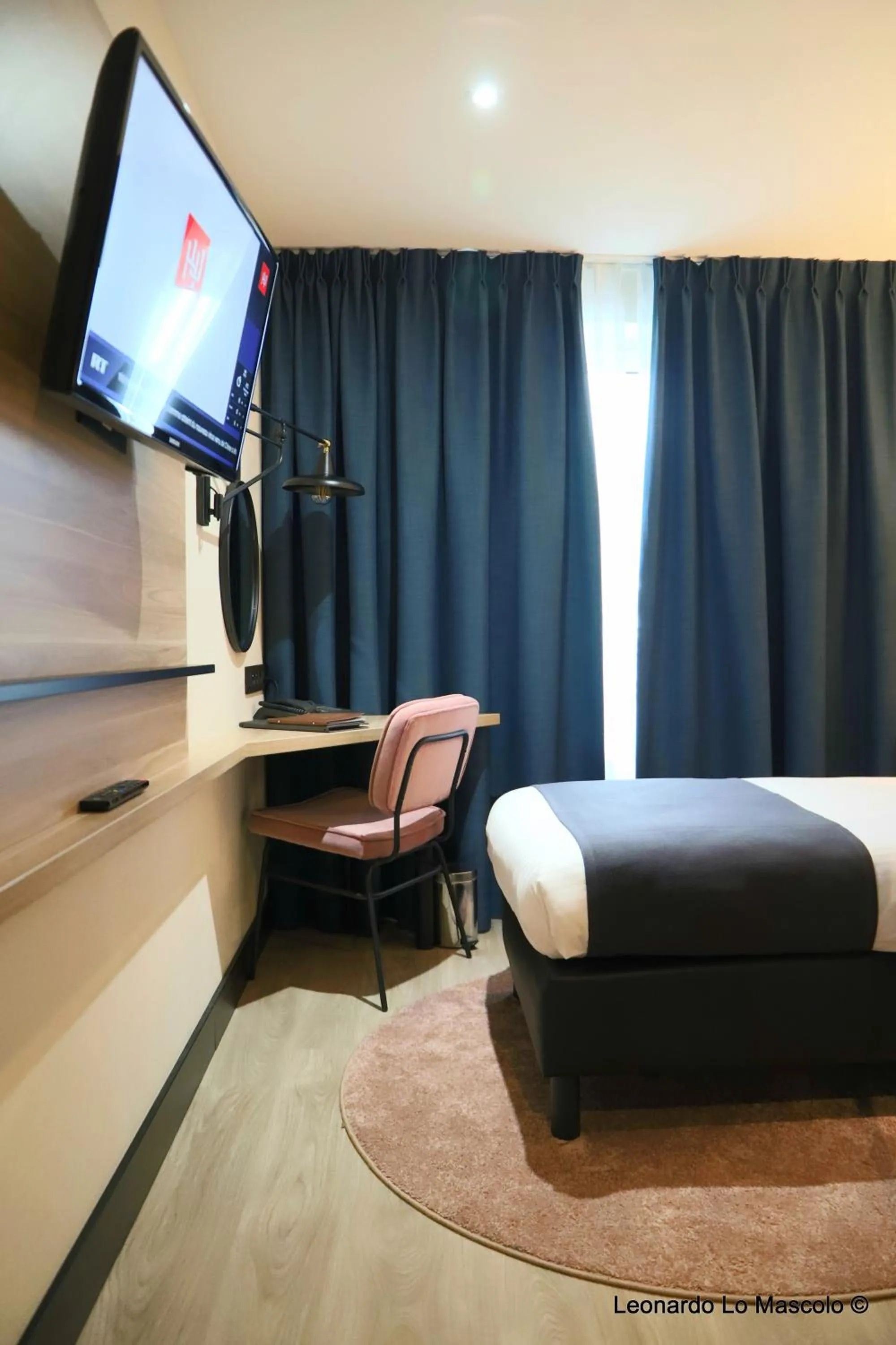 Bed, TV/Entertainment Center in Univers Hotel Liege-Guillemins