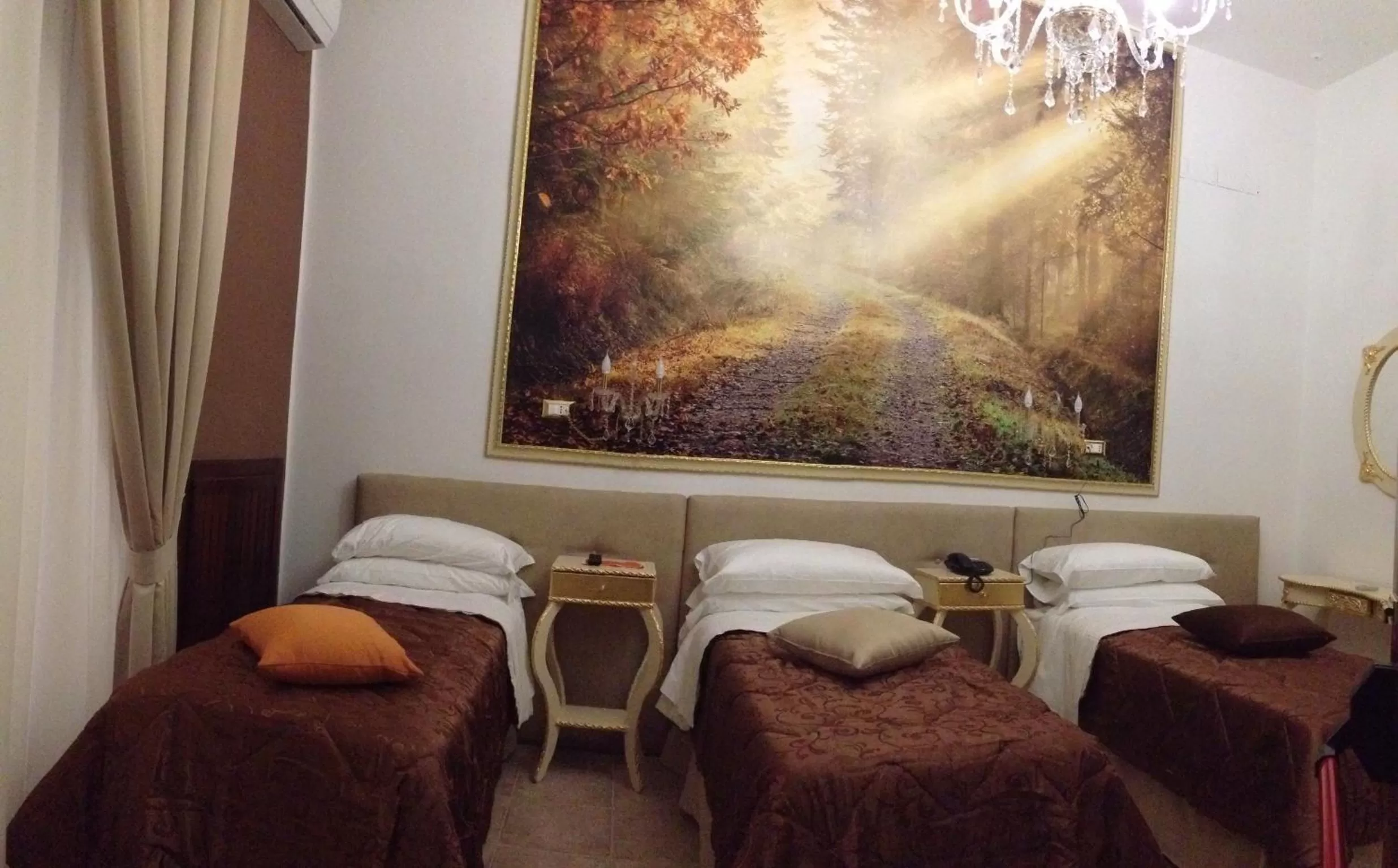 Spring, Bed in Hotel des Artistes