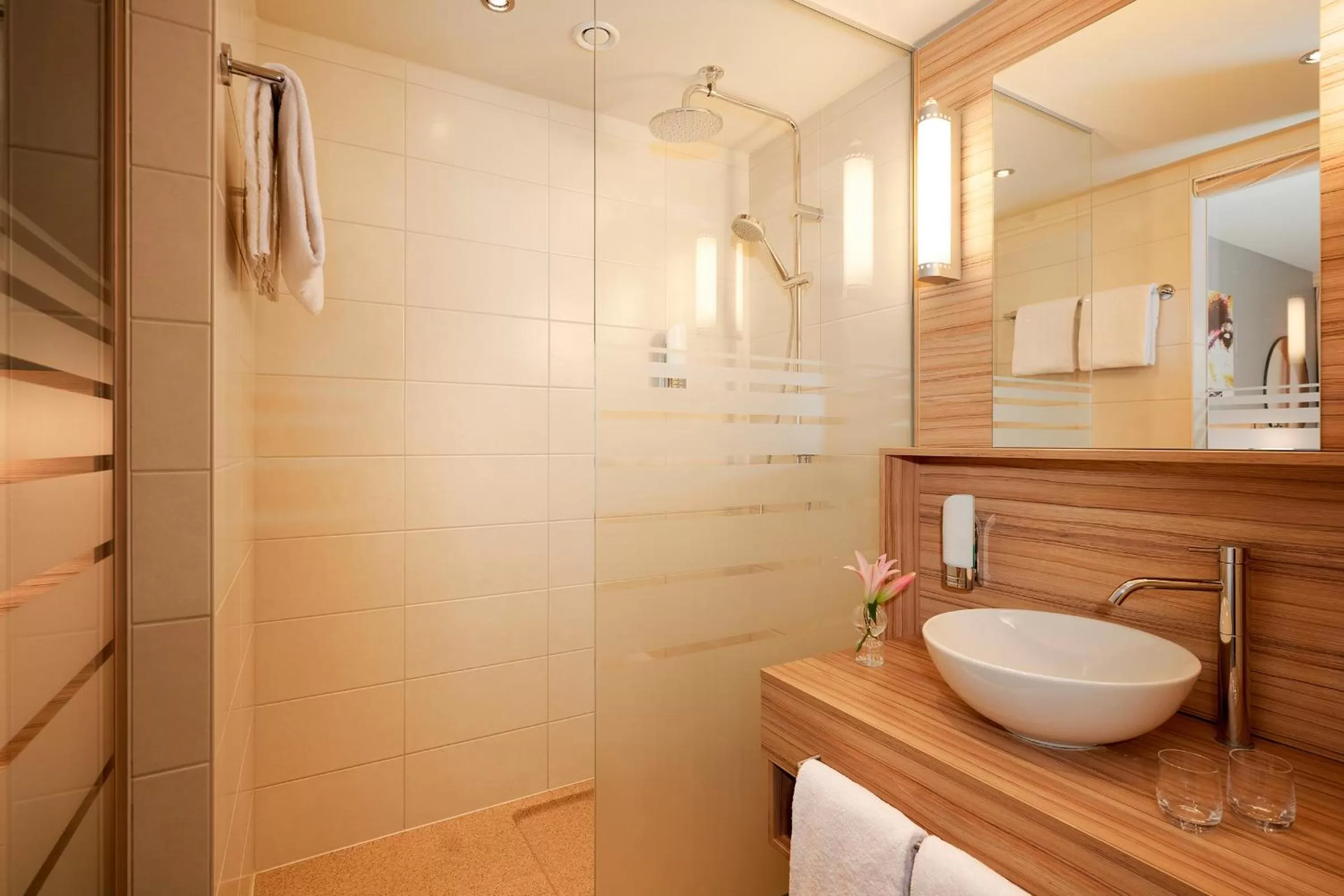 Superior Double Room in Leonardo Hotel Vienna Hauptbahnhof