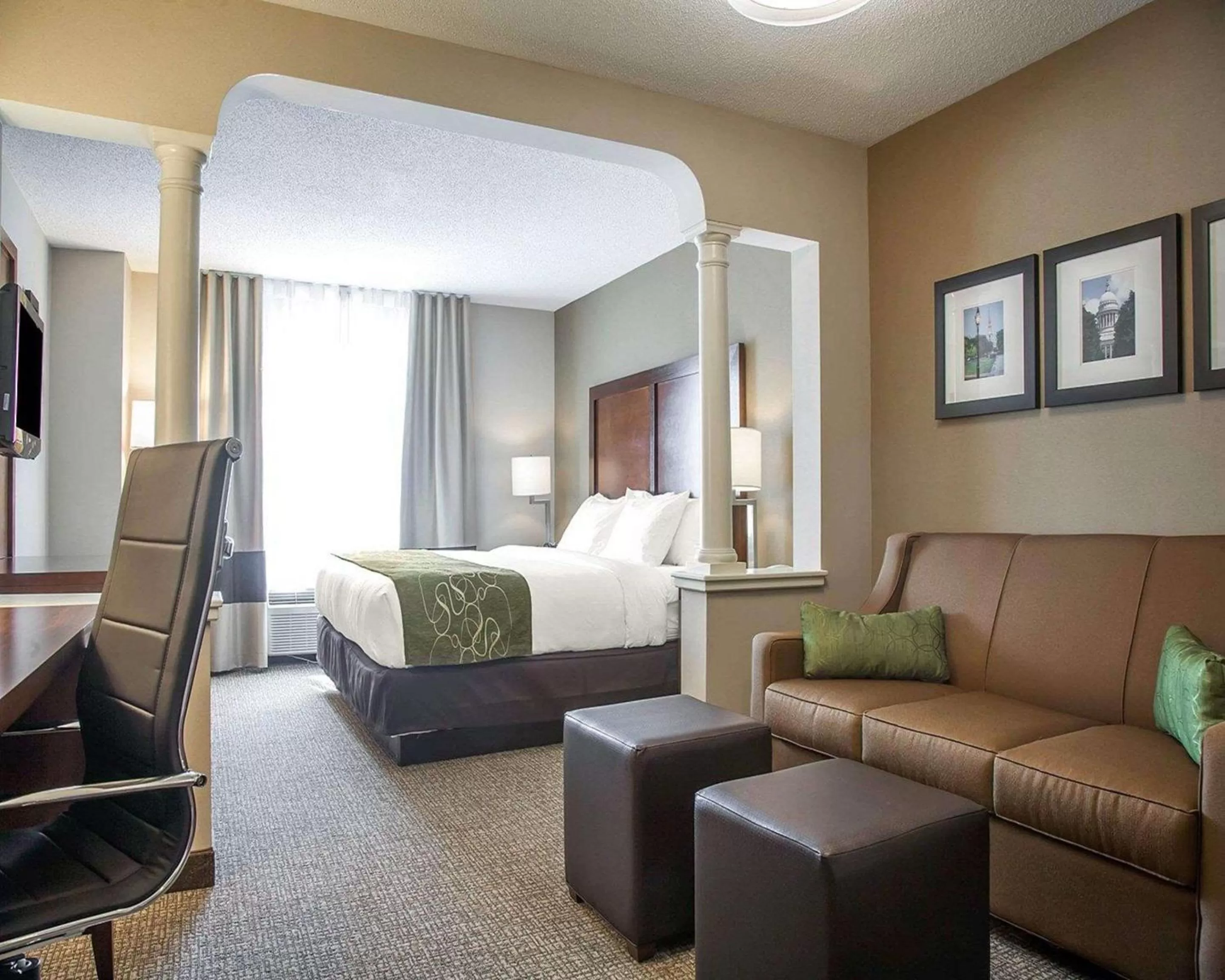 Bedroom, Bed in Comfort Suites West Warwick - Providence