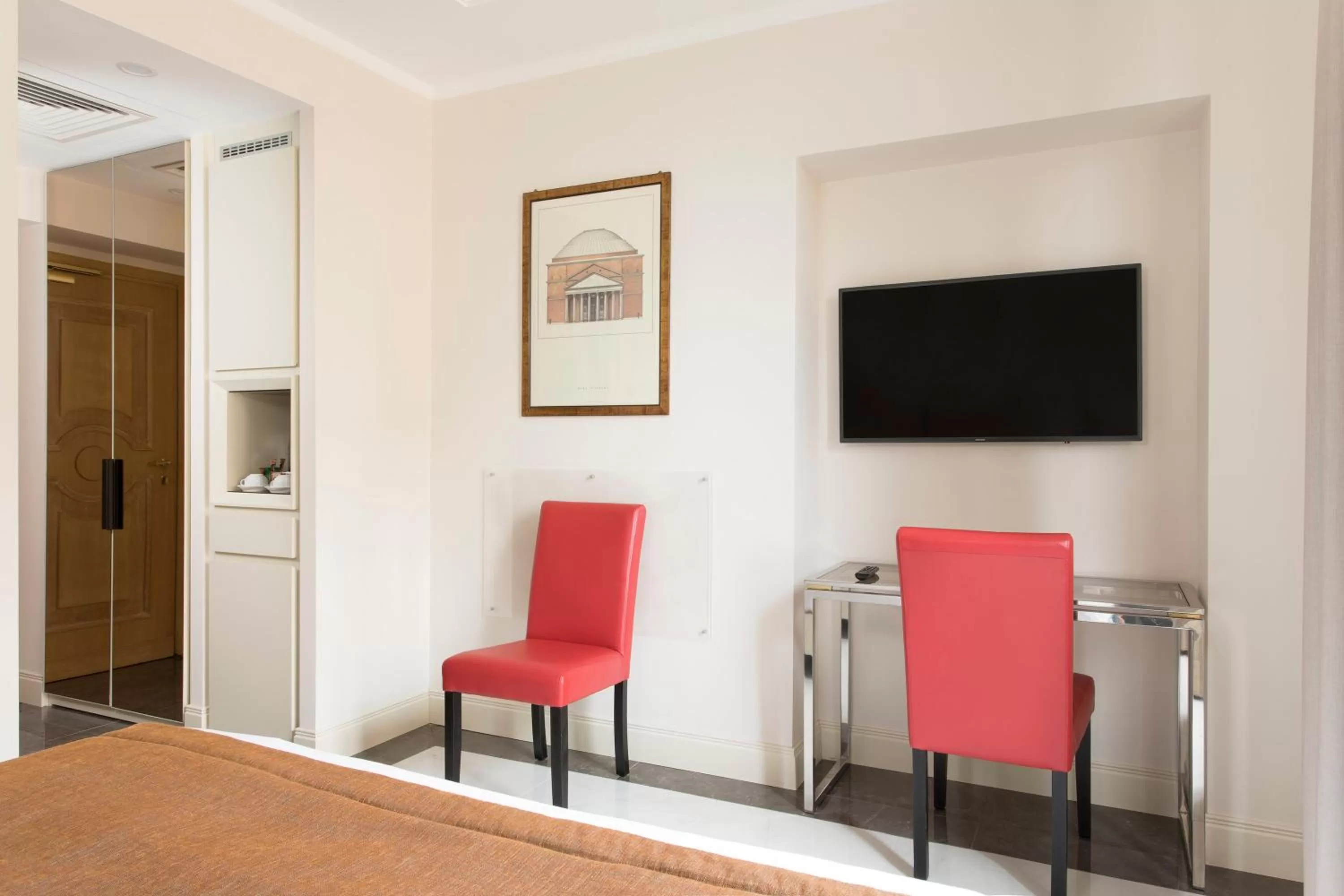 TV and multimedia in Marcella Royal Hotel - Rooftop Garden