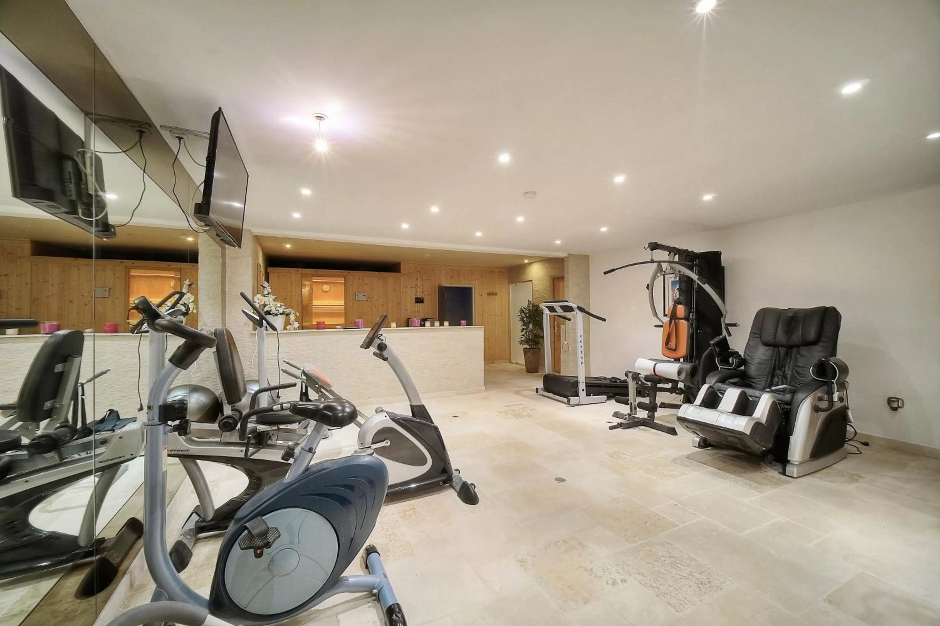 Fitness centre/facilities in "AU HAVRE DE PAIX" 5 étoiles Prestige jacuzzi, hammam, sauna, PISCINE chauffée Mougins Cannes Grasse