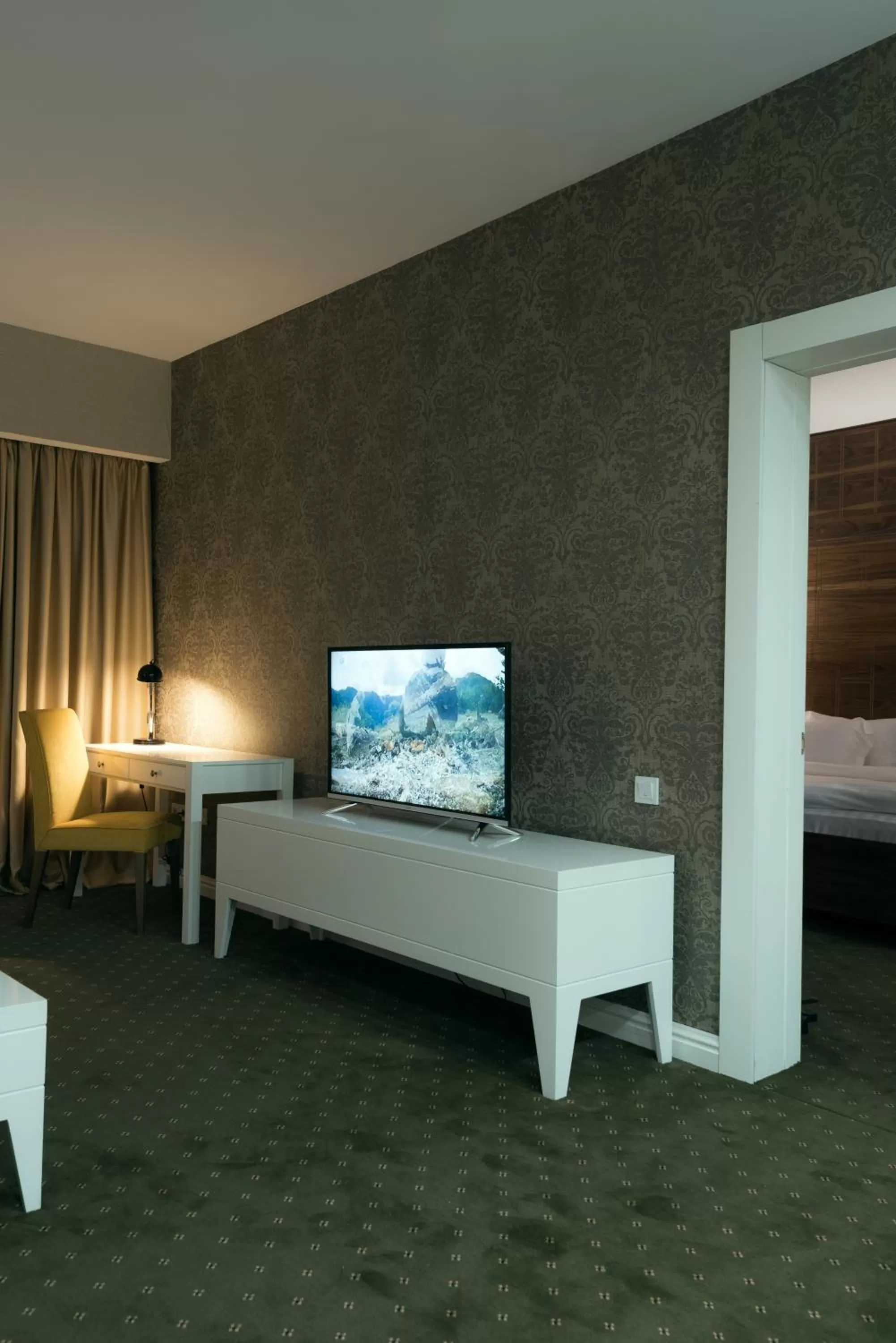 TV and multimedia, TV/Entertainment Center in The Square