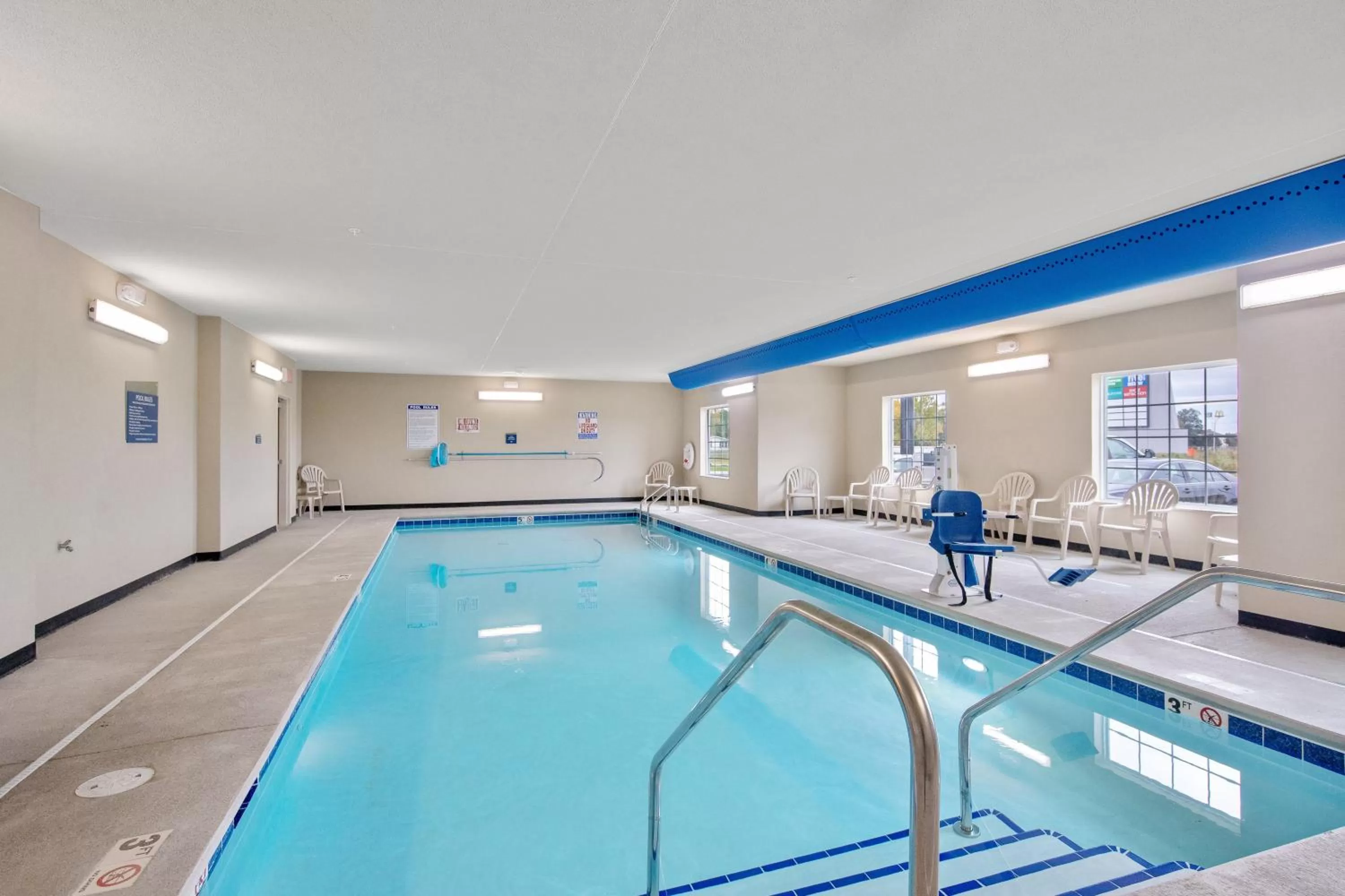 Swimming pool in Cobblestone Hotel & Suites - Austin