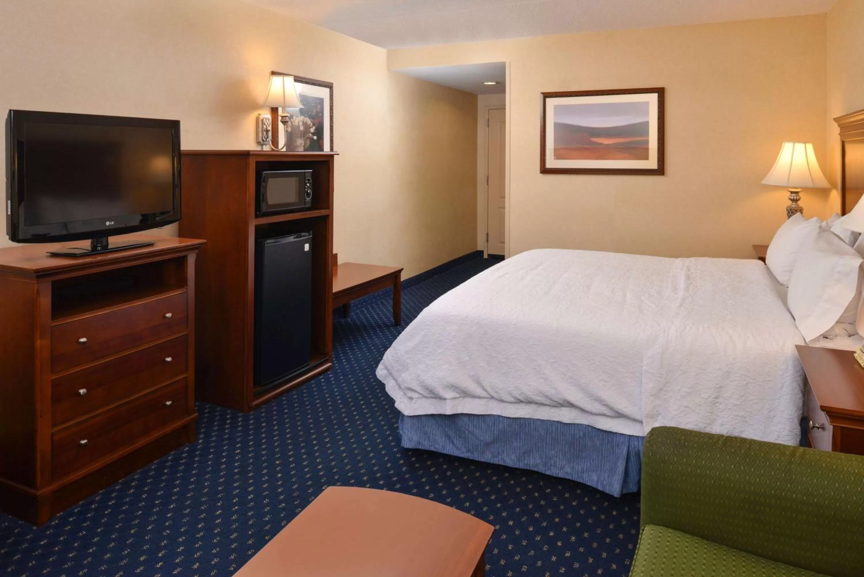 Bed in Hampton Inn and Suites Fredericksburg South