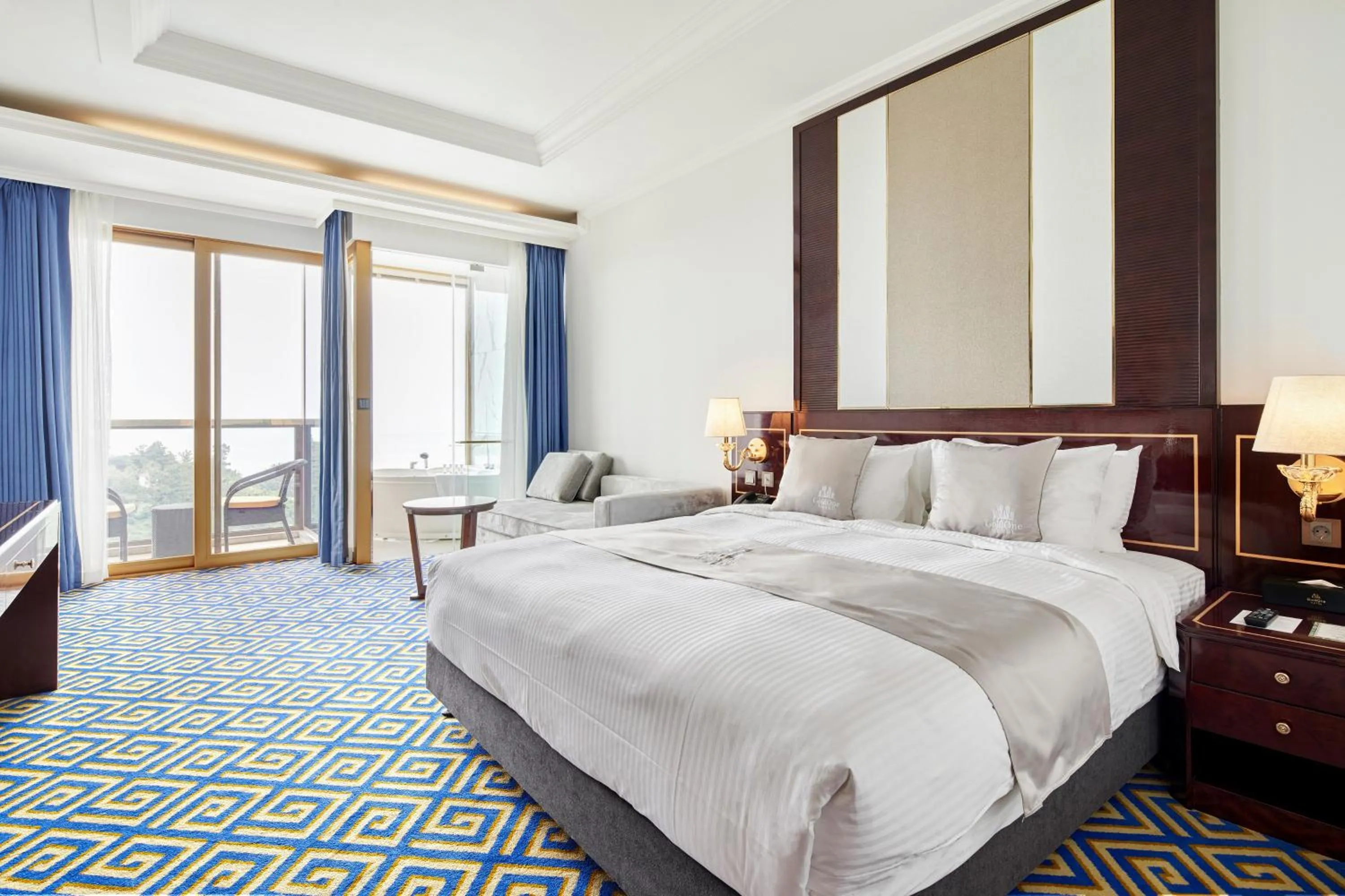 Ocean View Large King in GoldOne Hotel & Suites