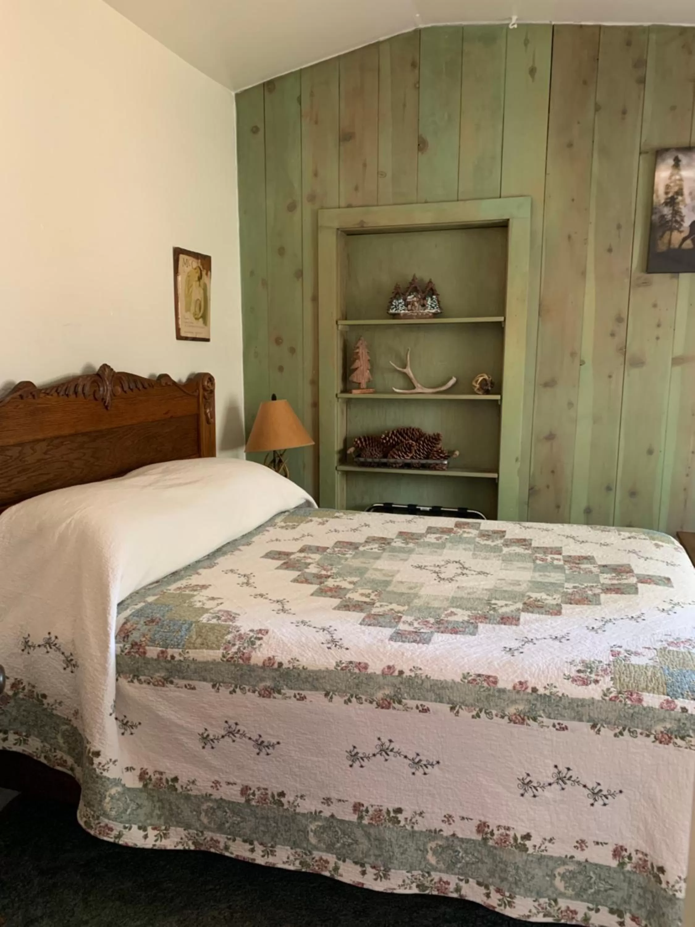 Bed in Mount Shasta Ranch Bed and Breakfast