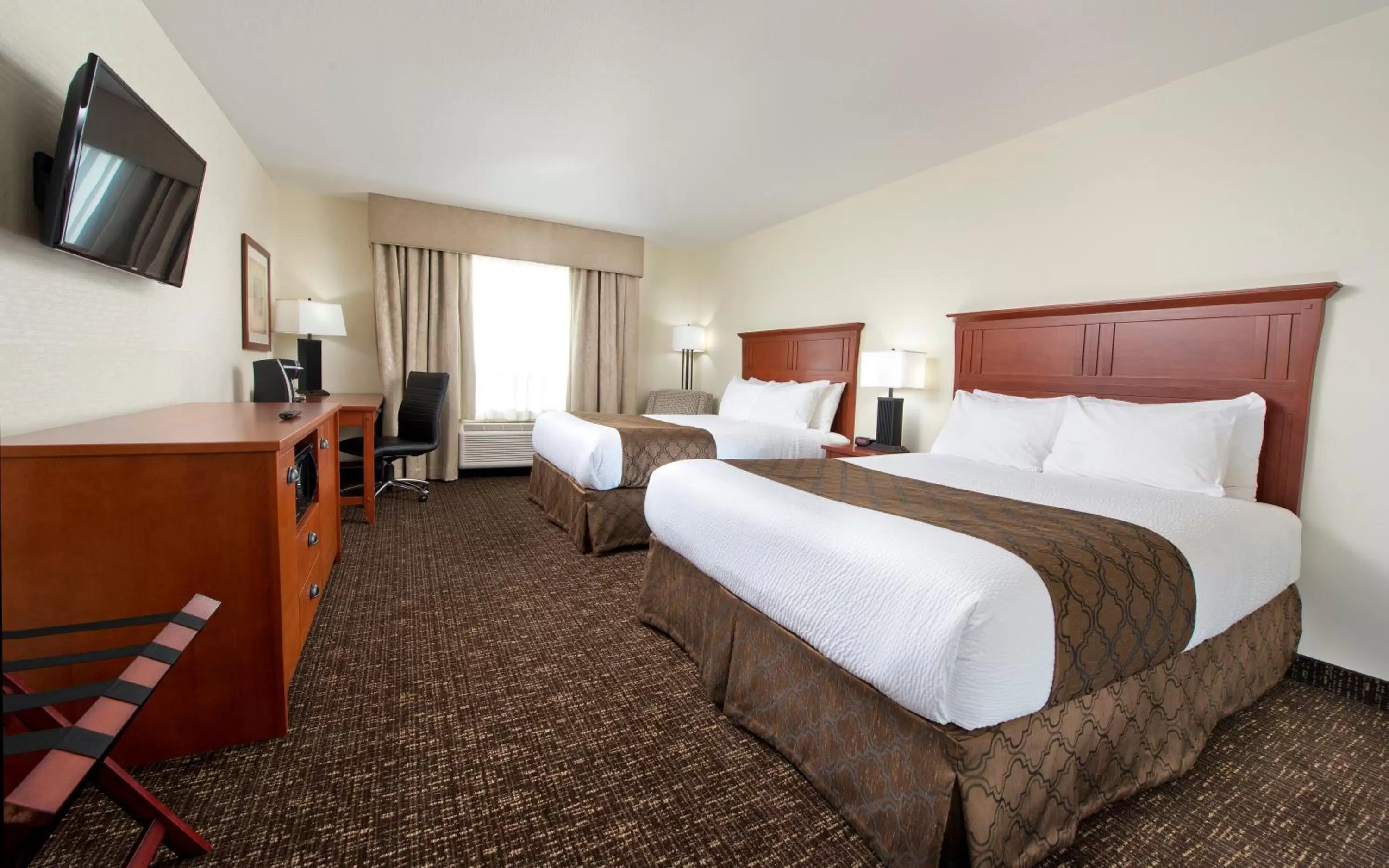 Bedroom, Bed in Gold Eagle Lodge