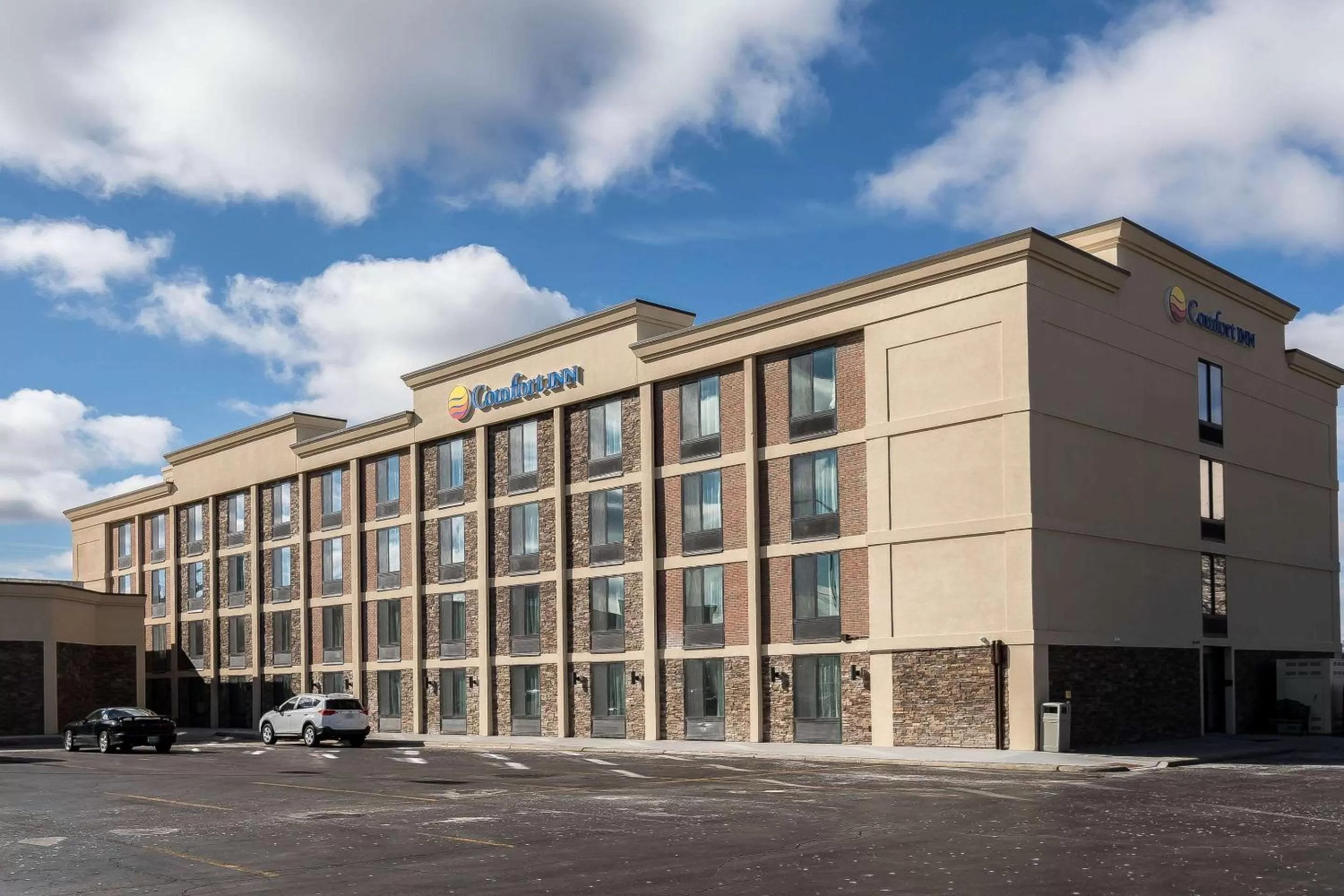 Property building in Comfort Inn Bay City - Riverfront