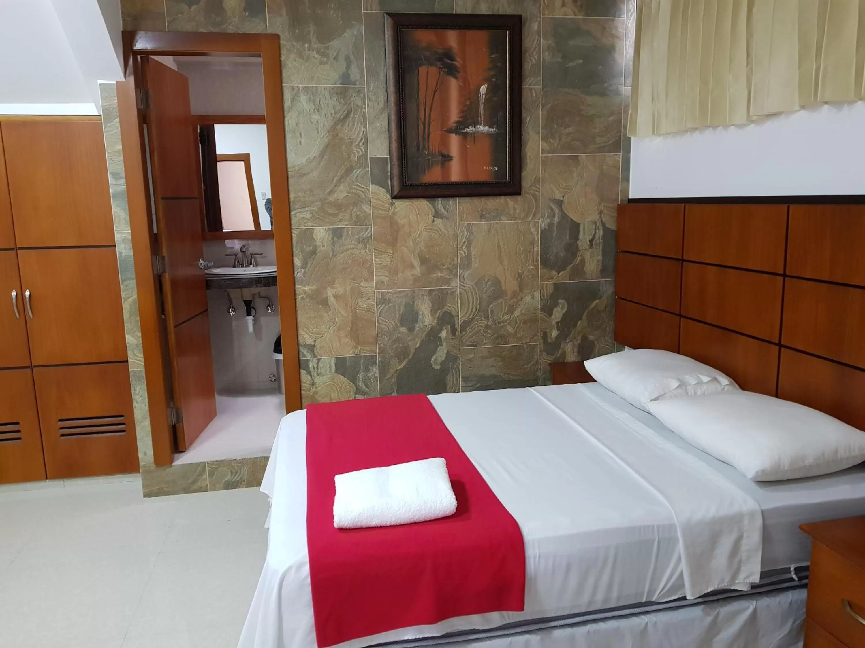 Photo of the whole room, Bed in Hotel Apart Guayaquil Aeropuerto