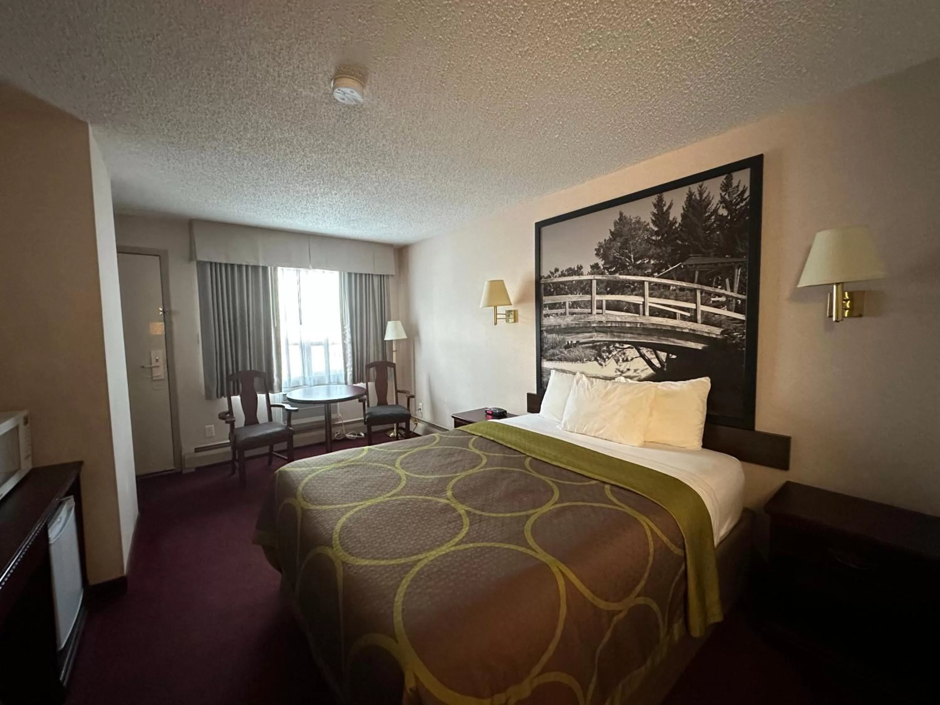 Photo of the whole room, Bed in Super 8 by Wyndham Lethbridge