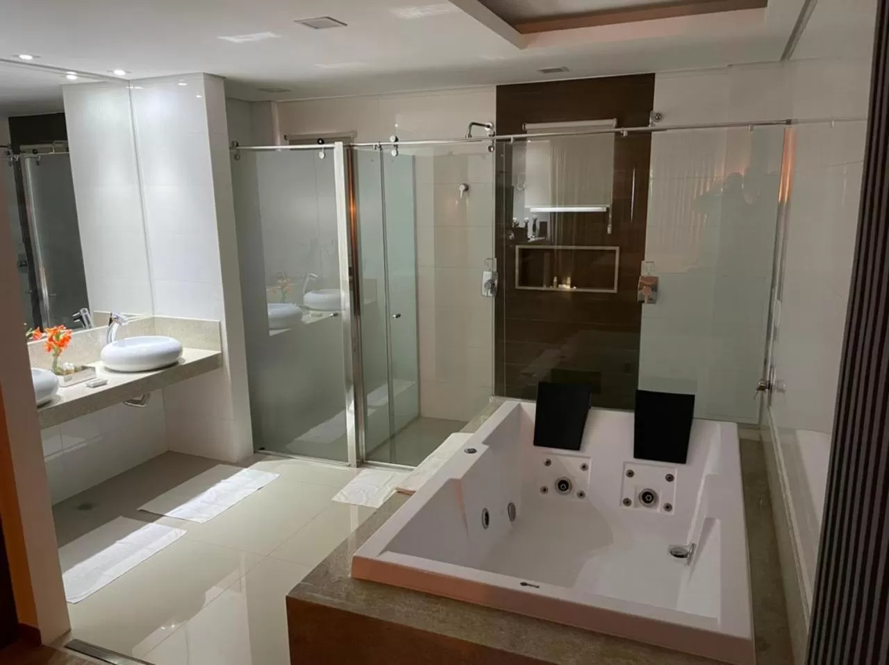 Hot Tub, Bathroom in Hotel Mohave