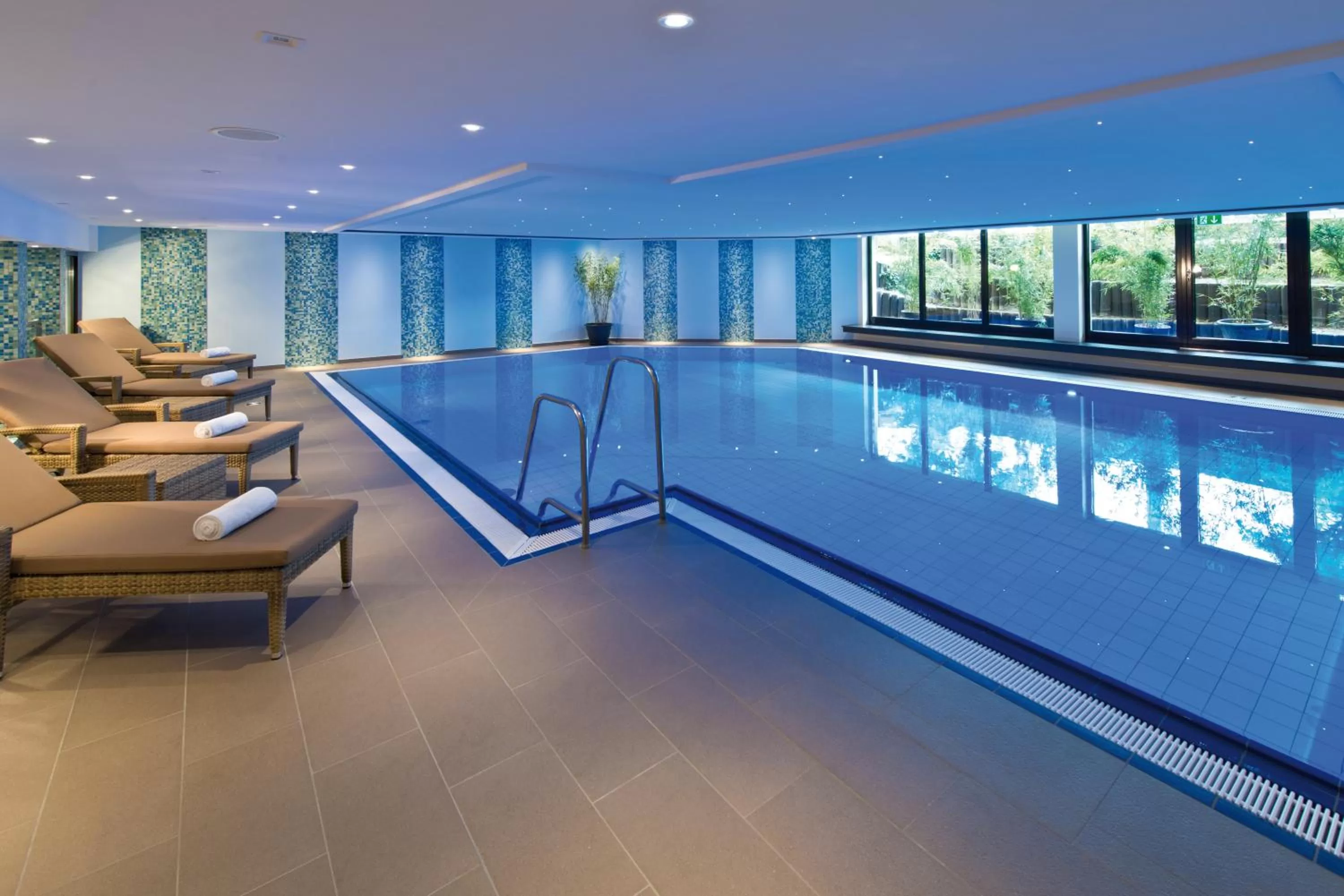 Swimming pool in Maritim Hotel Darmstadt