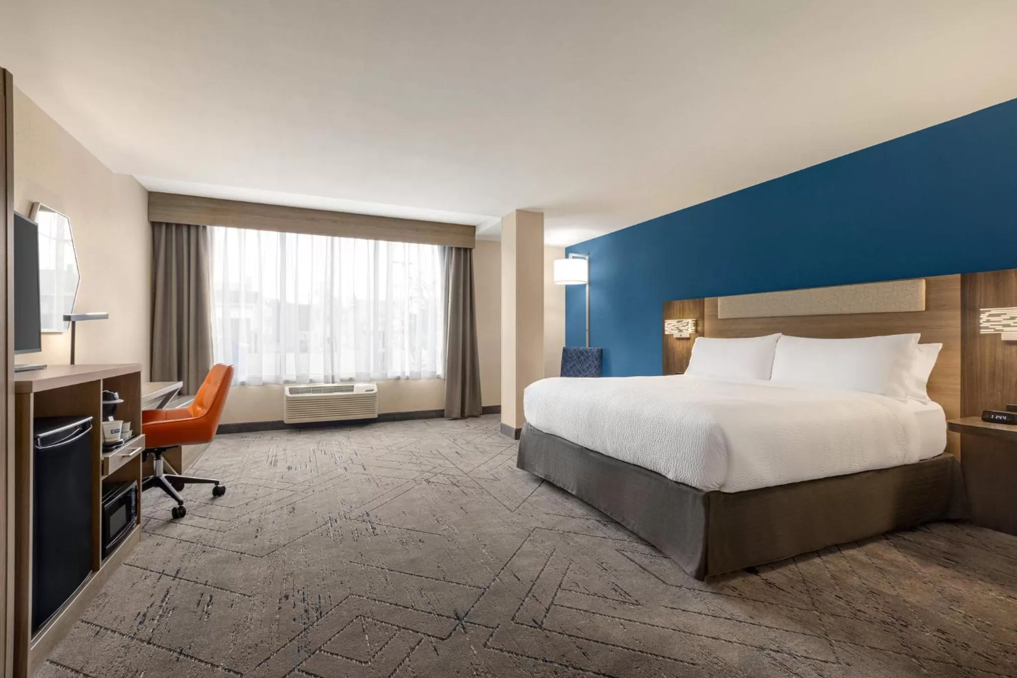 Photo of the whole room, Bed in Holiday Inn Express & Suites Evansville Downtown by IHG