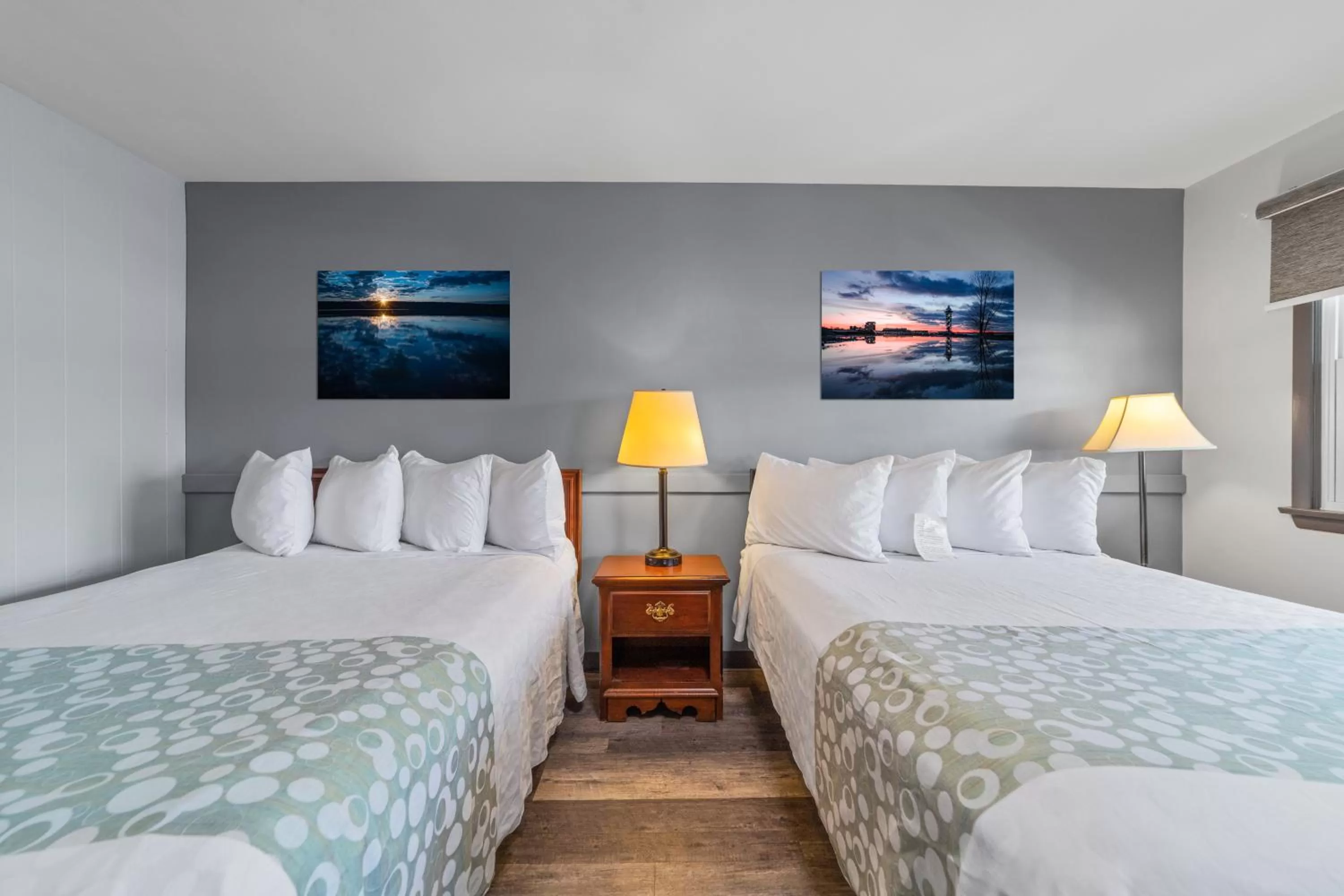 Bed in Glass House Inn Erie Near I-90 & I-79