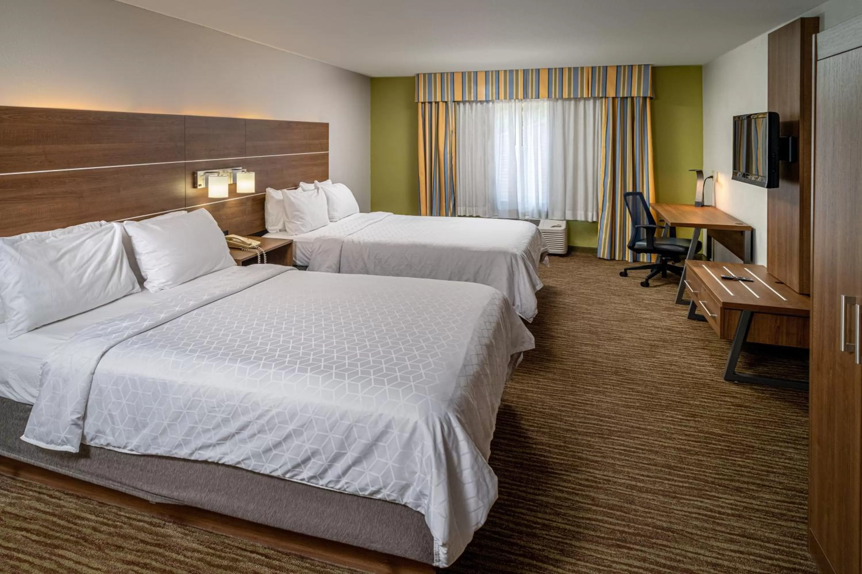 Photo of the whole room, Bed in Holiday Inn Express and Suites Pikeville by IHG