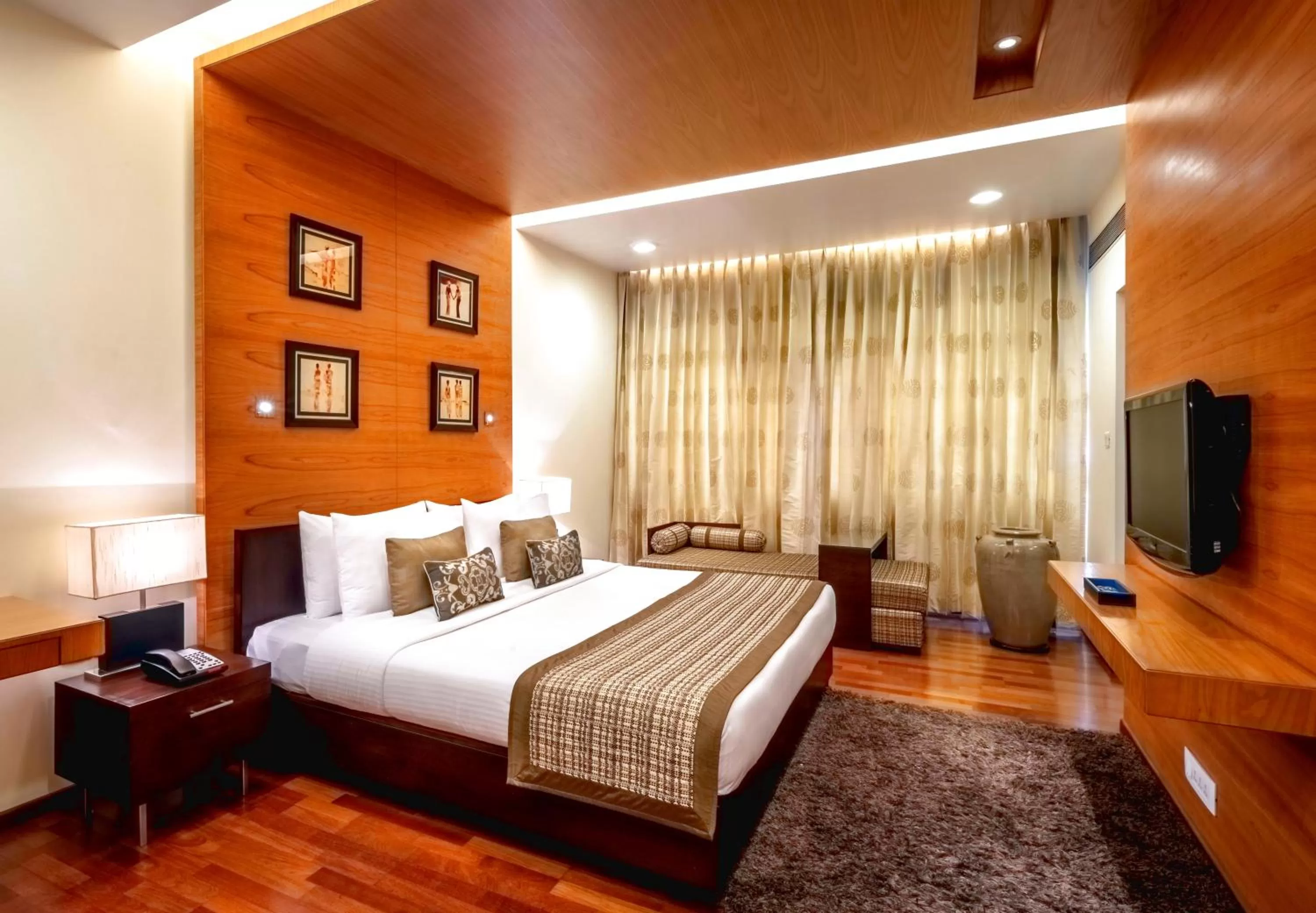 Bed in Kenilworth Hotel, Kolkata