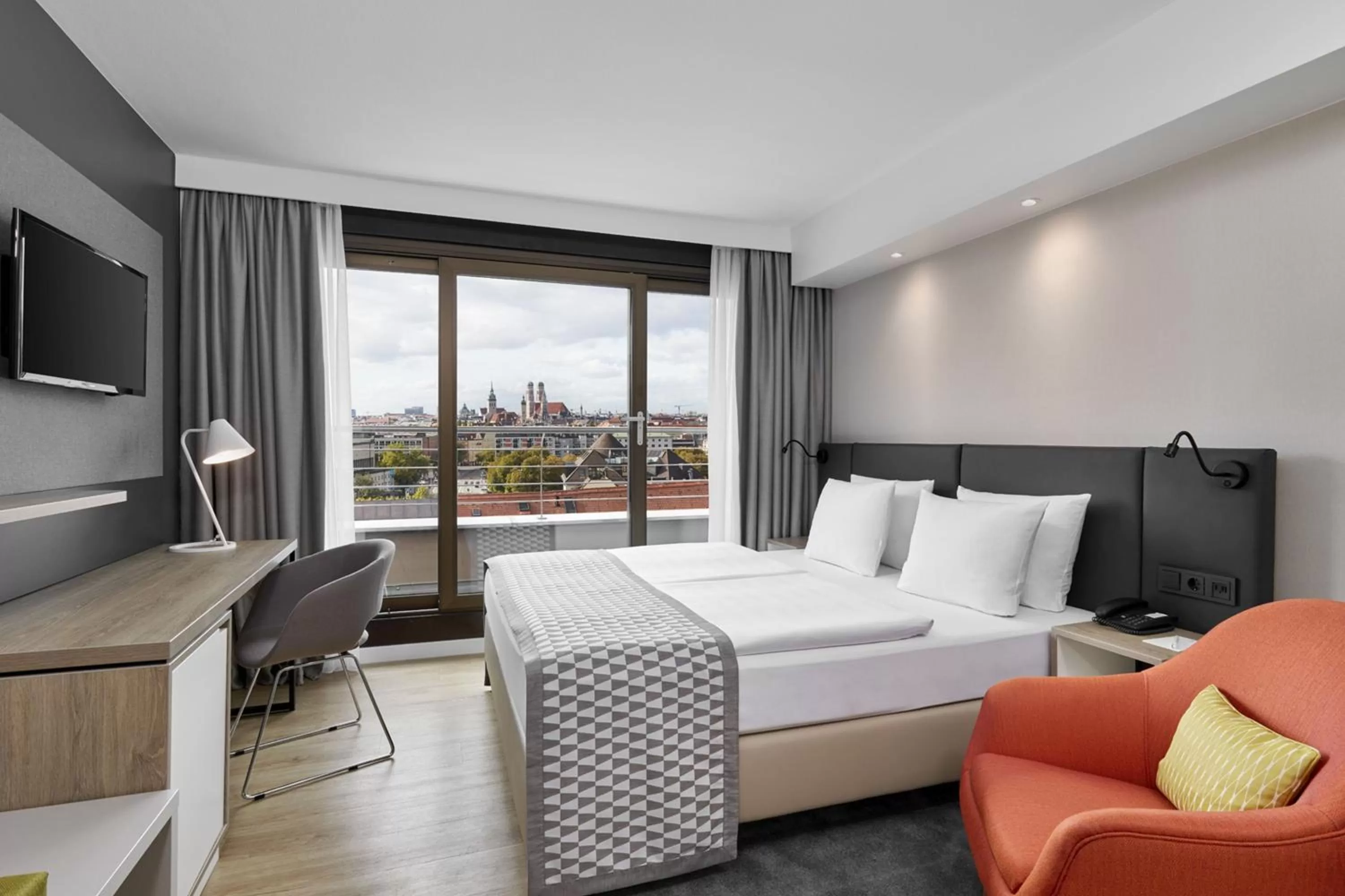 Photo of the whole room, Bed in Holiday Inn Munich City Centre by IHG