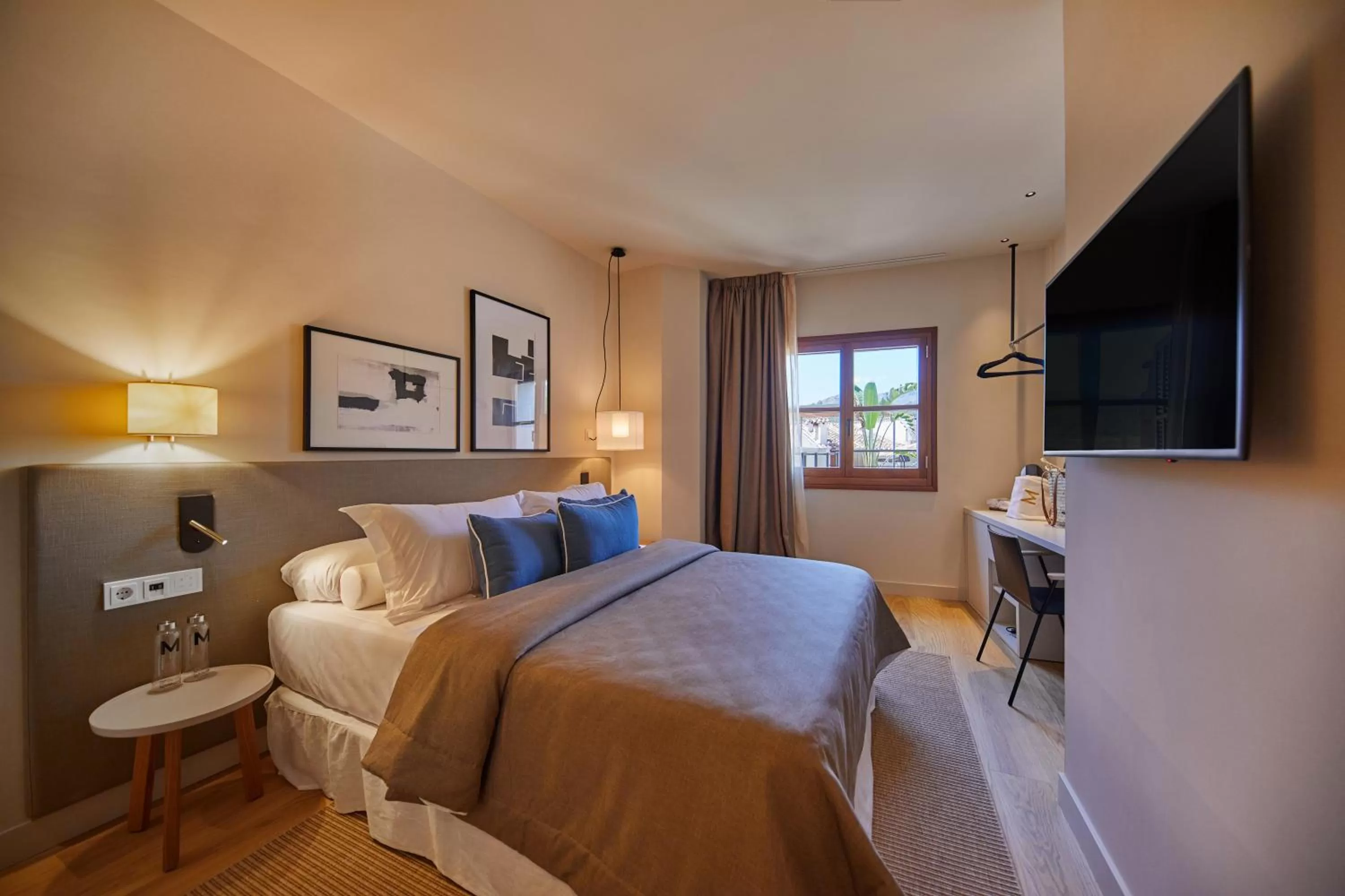 TV and multimedia, Bed in Mon Boutique Hotel