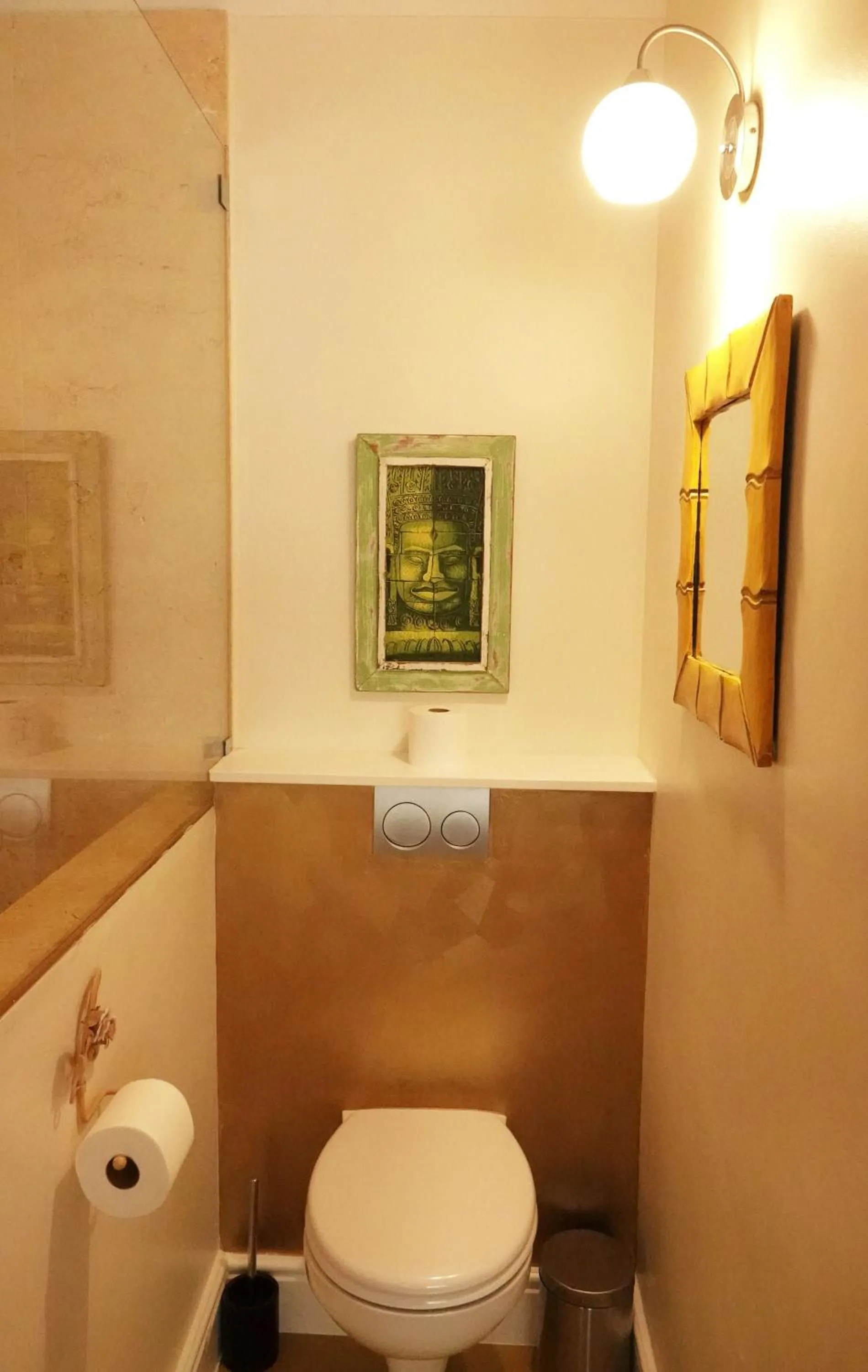 Toilet in Dolphin Inn Guesthouse